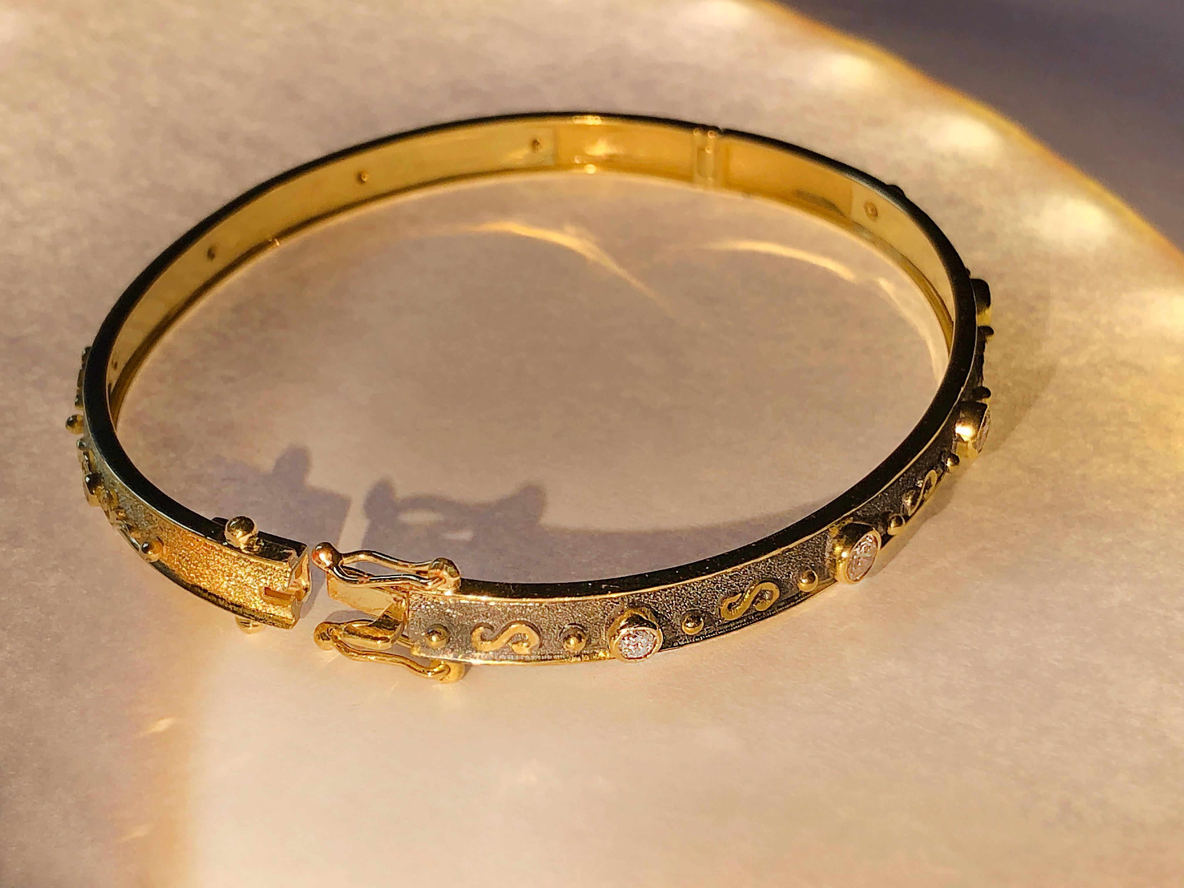 Taille ronde Georgios Collections Bracelet fin réversible en or jaune 18 carats et diamants en vente