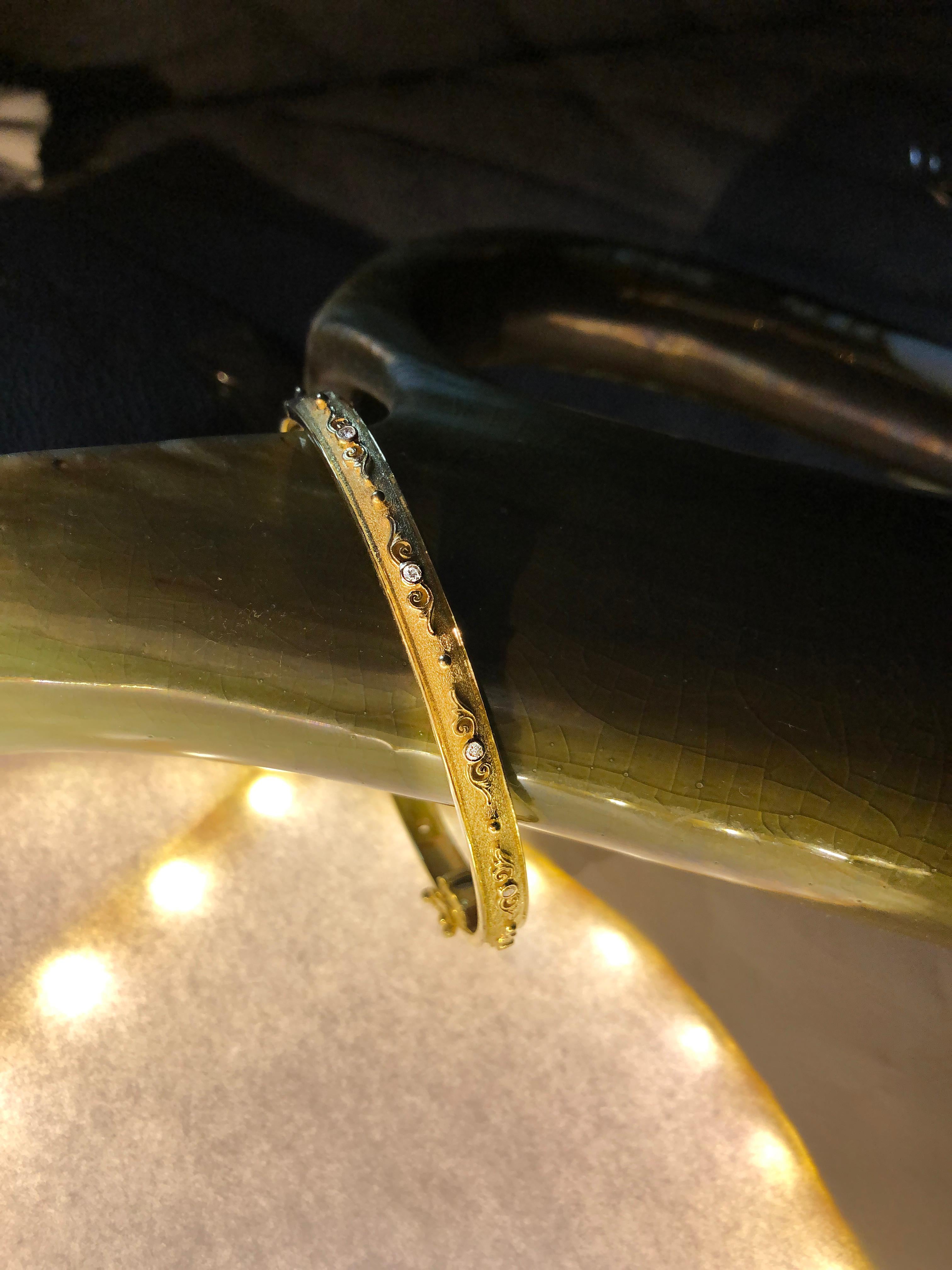 Georgios Kollektionen dünnes Armband aus 18 Karat Gelbgold mit Diamanten, Wendbar im Angebot 3