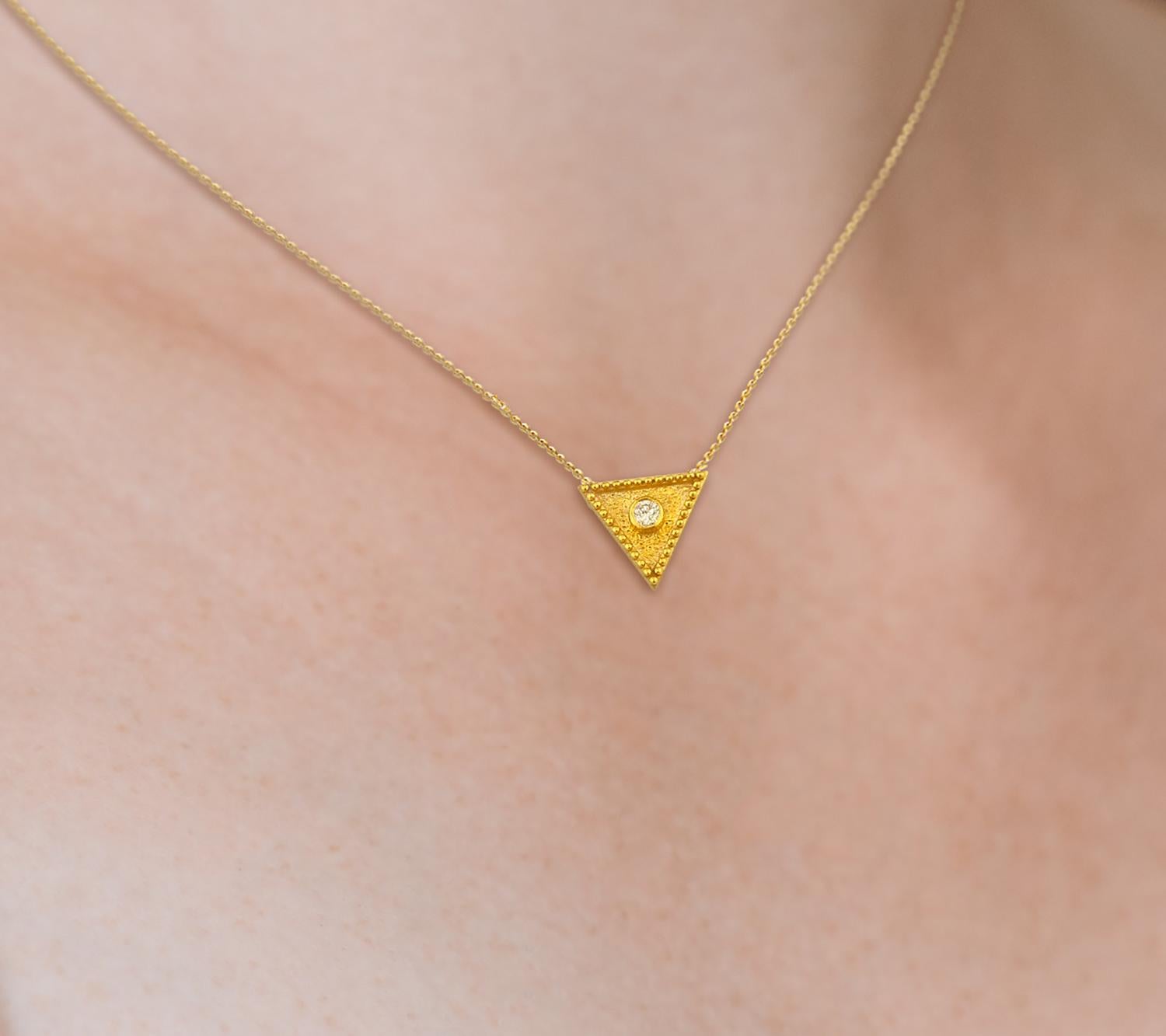 Georgios Collections Collier pendentif triangulaire en or jaune 18 carats avec diamants en vente 9