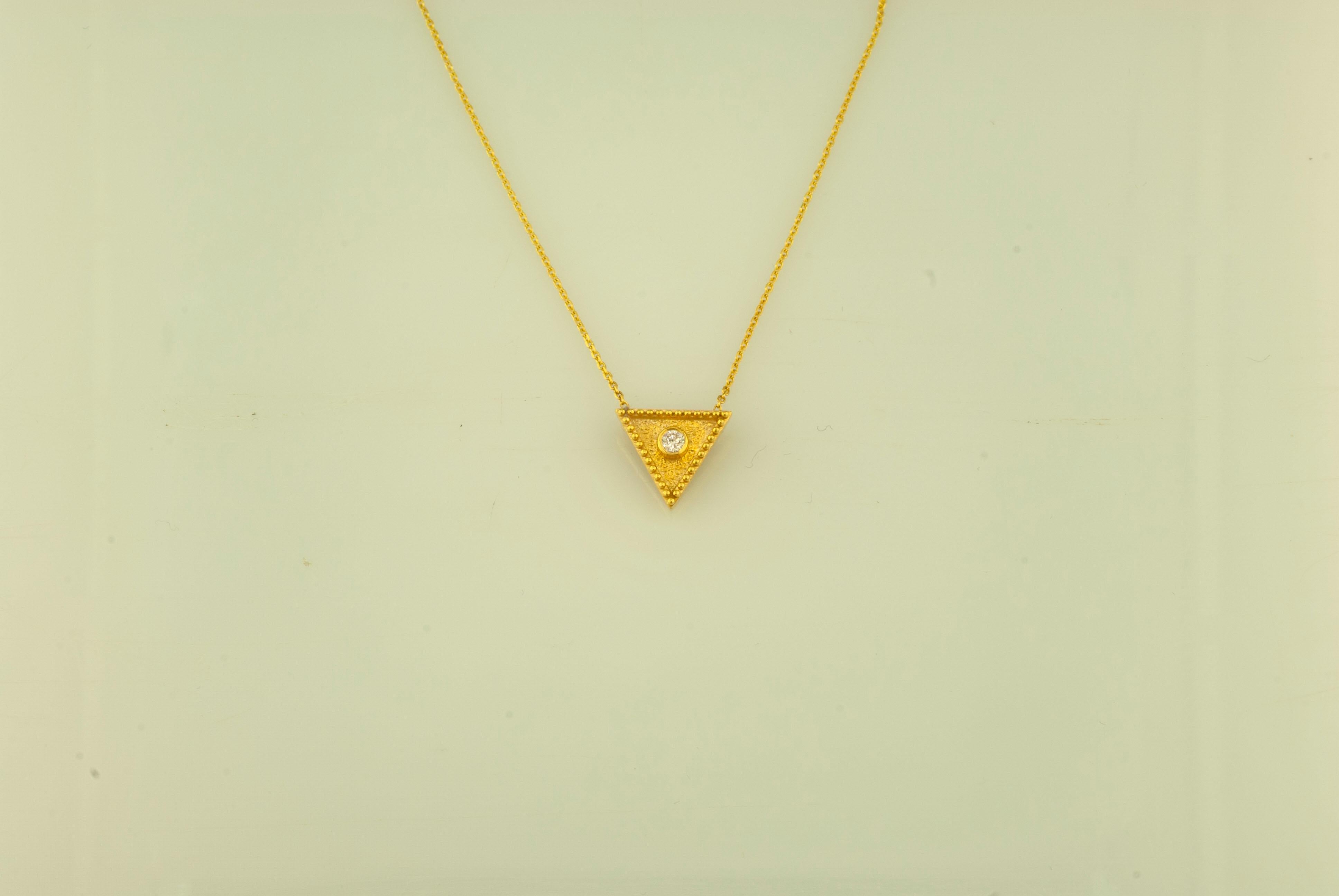 Georgios Collections Collier pendentif triangulaire en or jaune 18 carats avec diamants Pour femmes en vente
