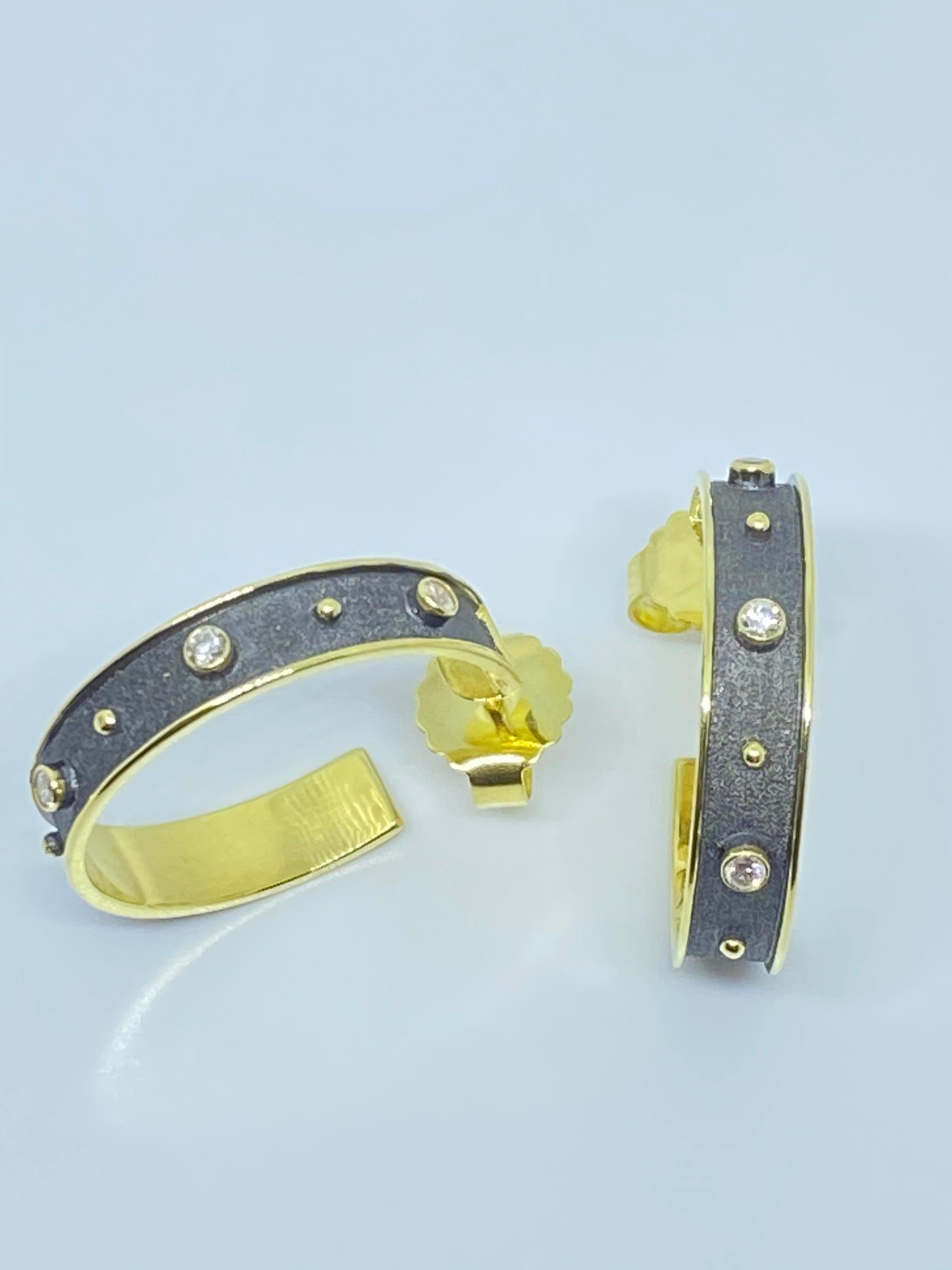 Contemporain Georgios Collections Boucles d'oreilles en or jaune 18 carats et diamants bicolores en vente