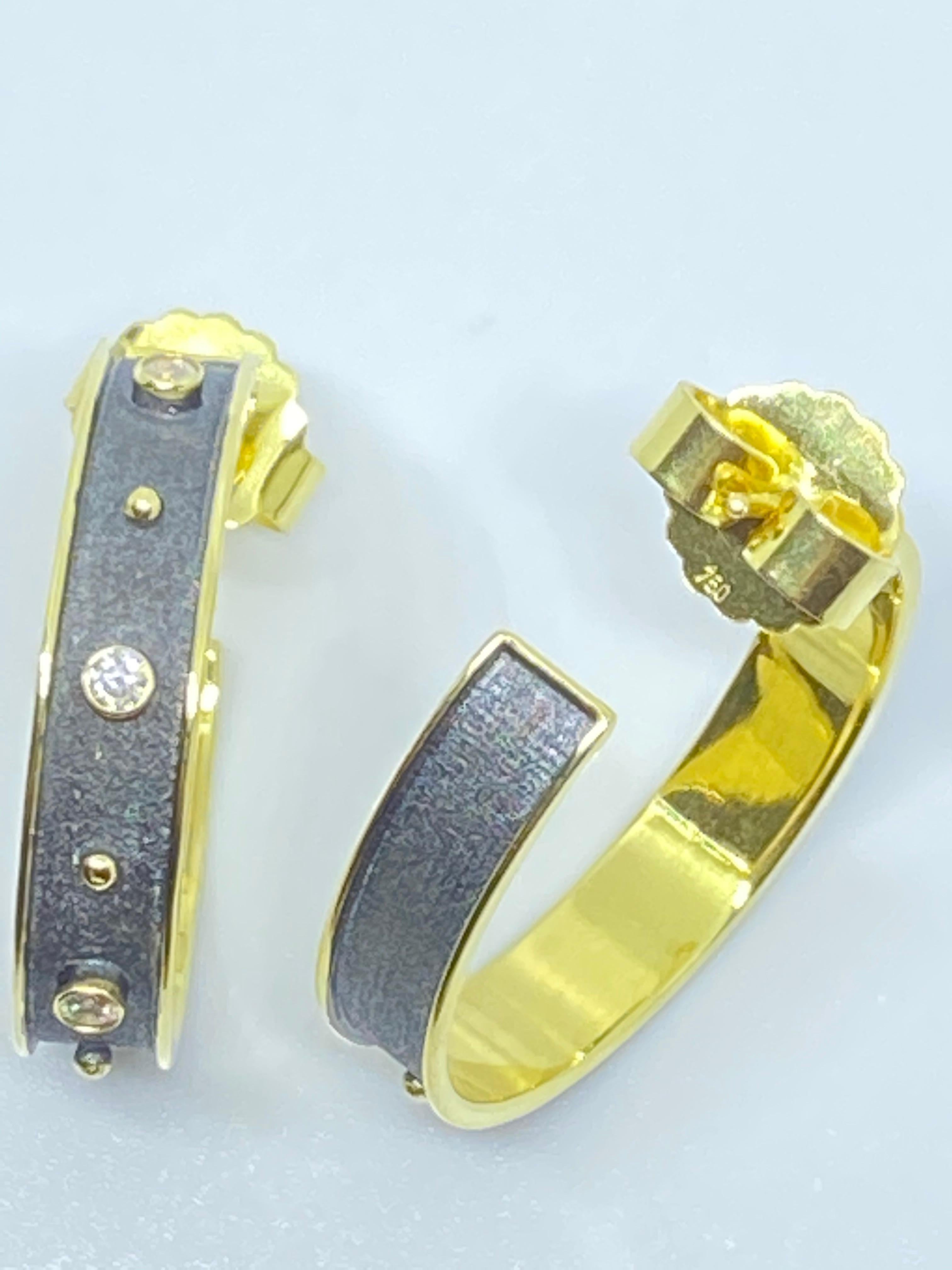 Georgios Collections Boucles d'oreilles en or jaune 18 carats et diamants bicolores en vente 1
