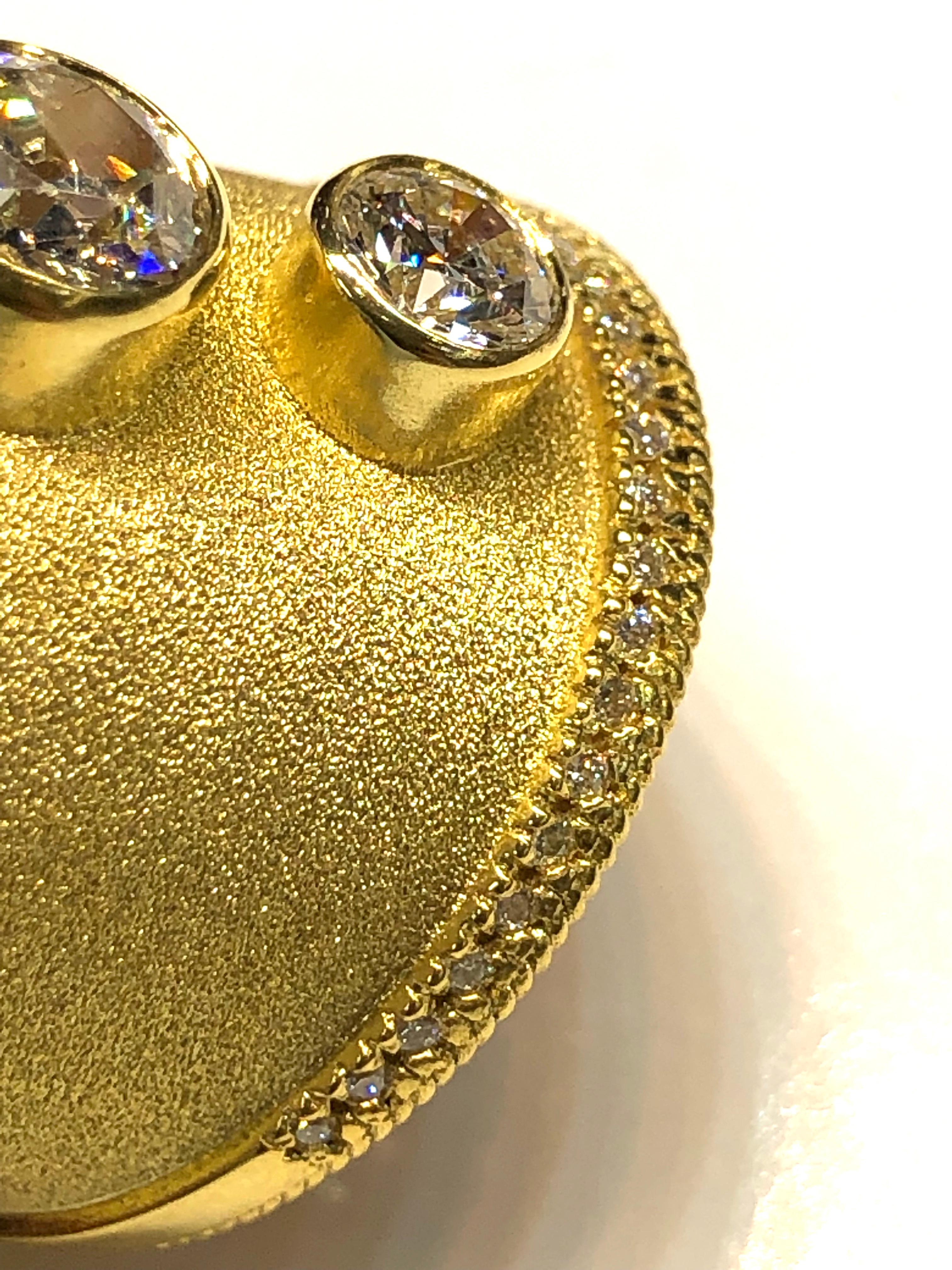 S.Georgios Designer 18 Karat Gelbgold Ring alle handgefertigt mit der byzantinischen Handwerkskunst und die einzigartige Samt-Look auf dem Hintergrund. Der wunderschöne Ring hat Ränder, die mit weißen Diamanten mit einem Gesamtgewicht von 0,25 Karat