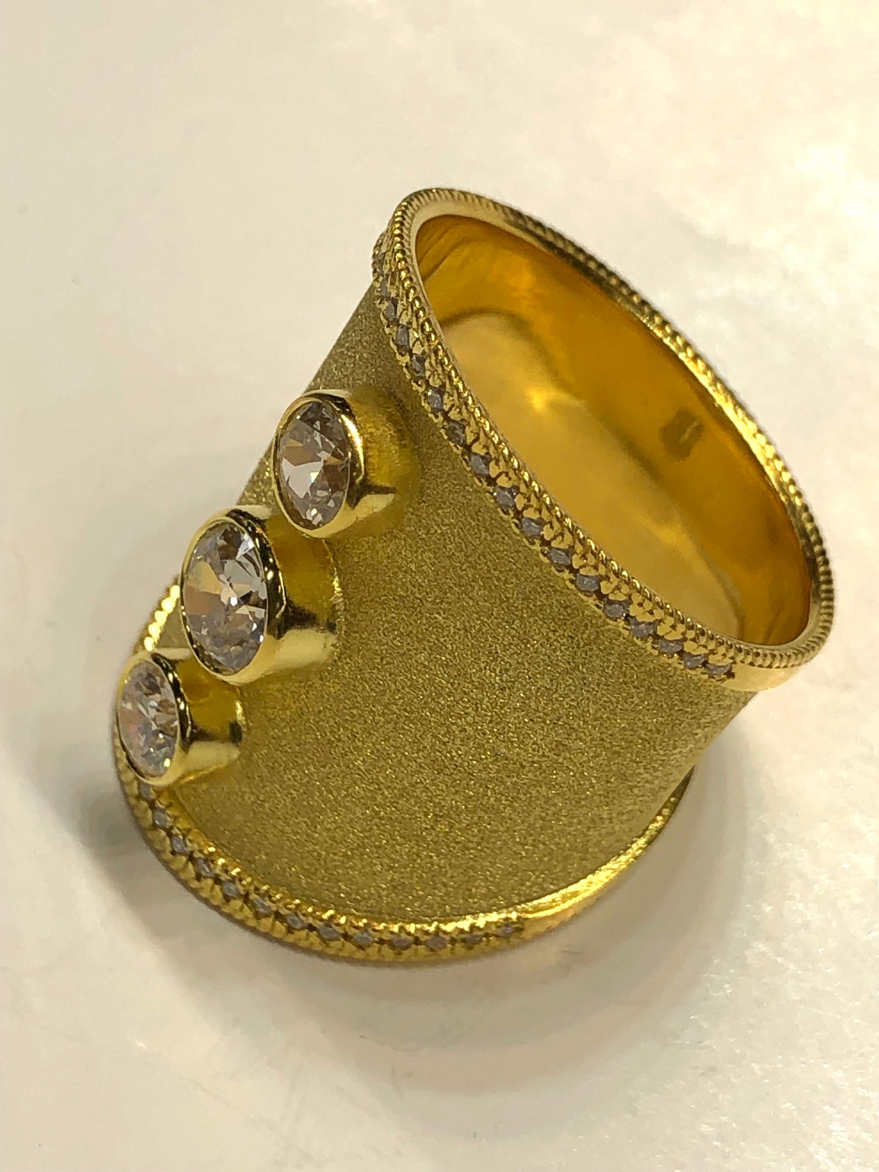 Georgios Kollektionen 18 Karat Gelbgold Weißer Diamant breiter Bandring  im Angebot 6