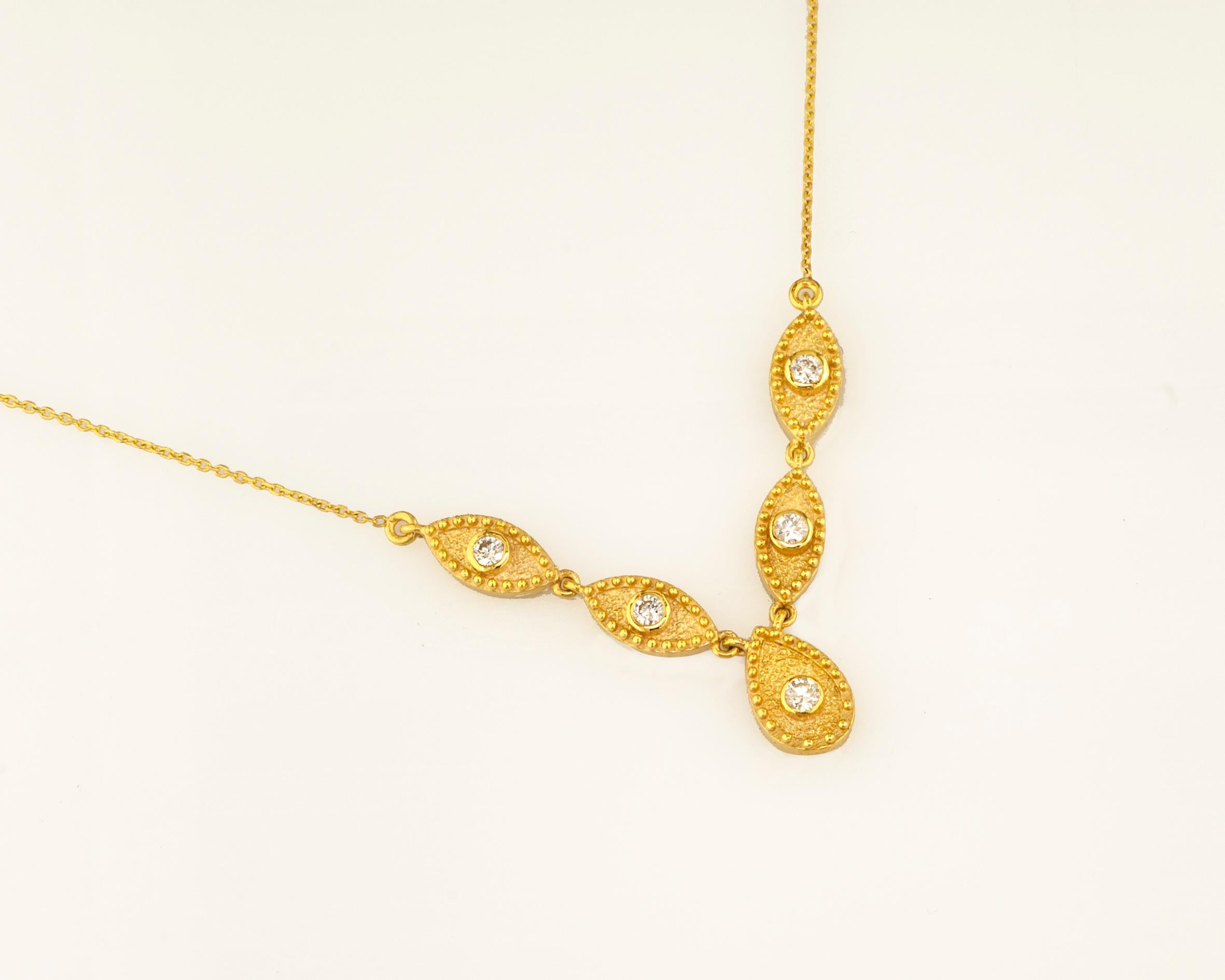 Diese S.Georgios Designer-Halskette aus 18 Karat Gelbgold mit Diamant-Anhänger ist mikroskopisch mit byzantinischer Granulierung verziert und mit einem einzigartigen Samt-Hintergrund versehen. Diese schöne Halskette präsentiert 5 Diamanten im