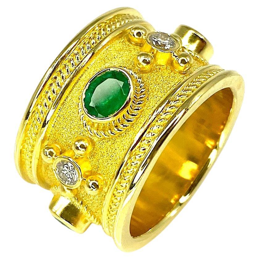 Dieser wunderschöne S.Georgios Designer-Ring ist aus 18 Karat Gelbgold gefertigt und mit einem byzantinischen Samt-Hintergrund und Granulationsdetails - gedrehten Drähten und Perlen - verziert. Dieser Ring besteht aus 4 Smaragden im Ovalschliff mit
