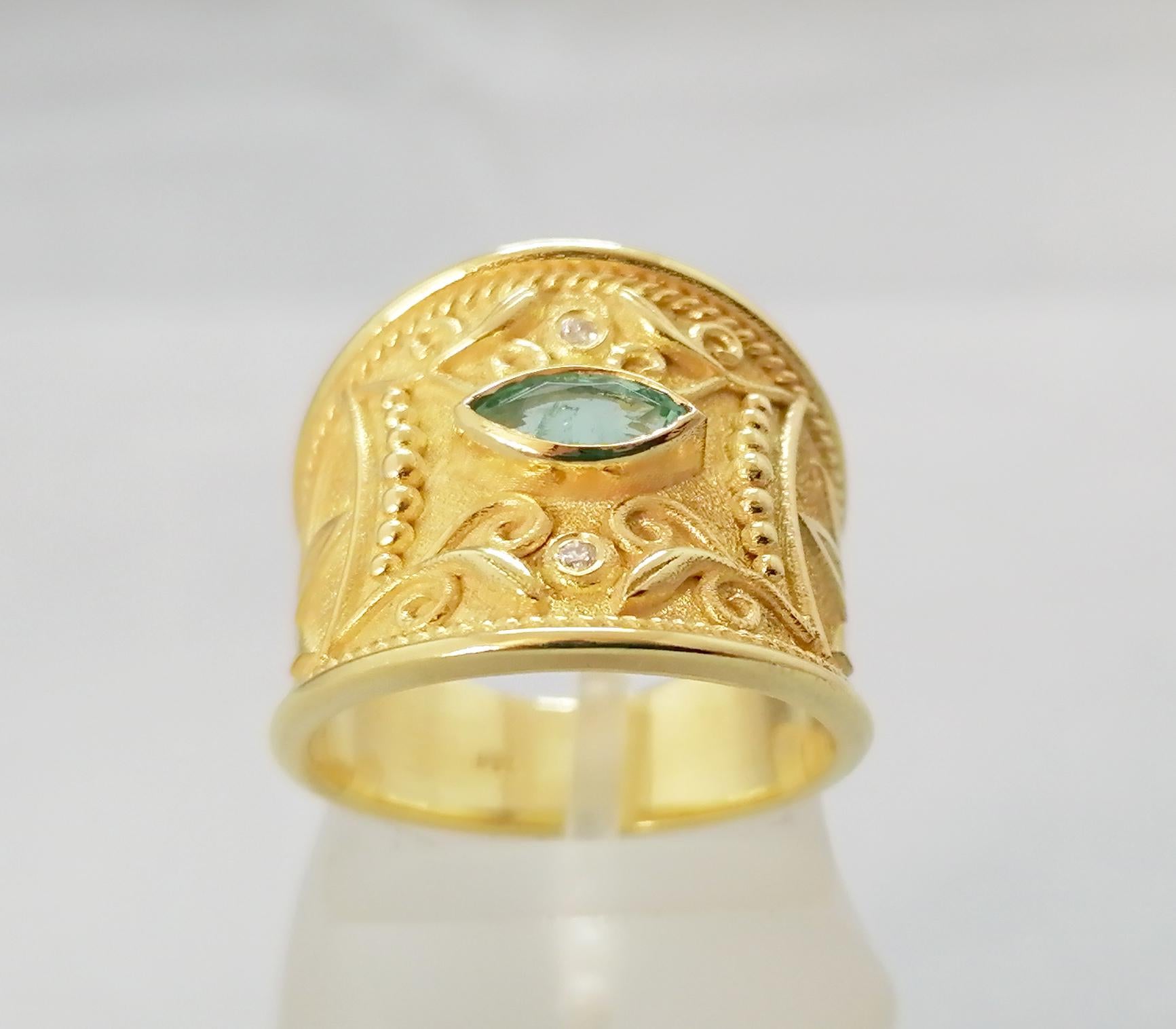 Georgios Collections Bague à large anneau en or jaune 18 carats avec émeraudes et diamants en vente 7