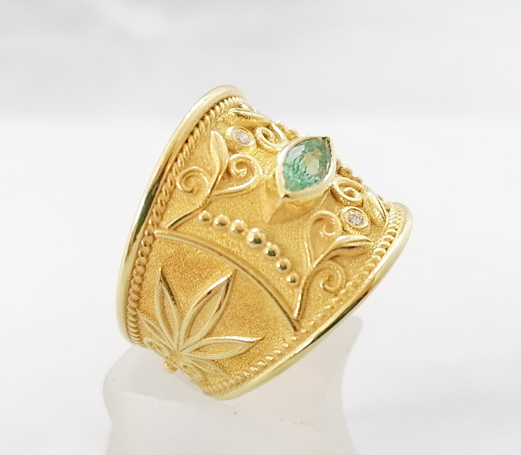 Georgios Collections: 18 Karat Gelbgold breiter Smaragd- und Diamantring im Angebot 8