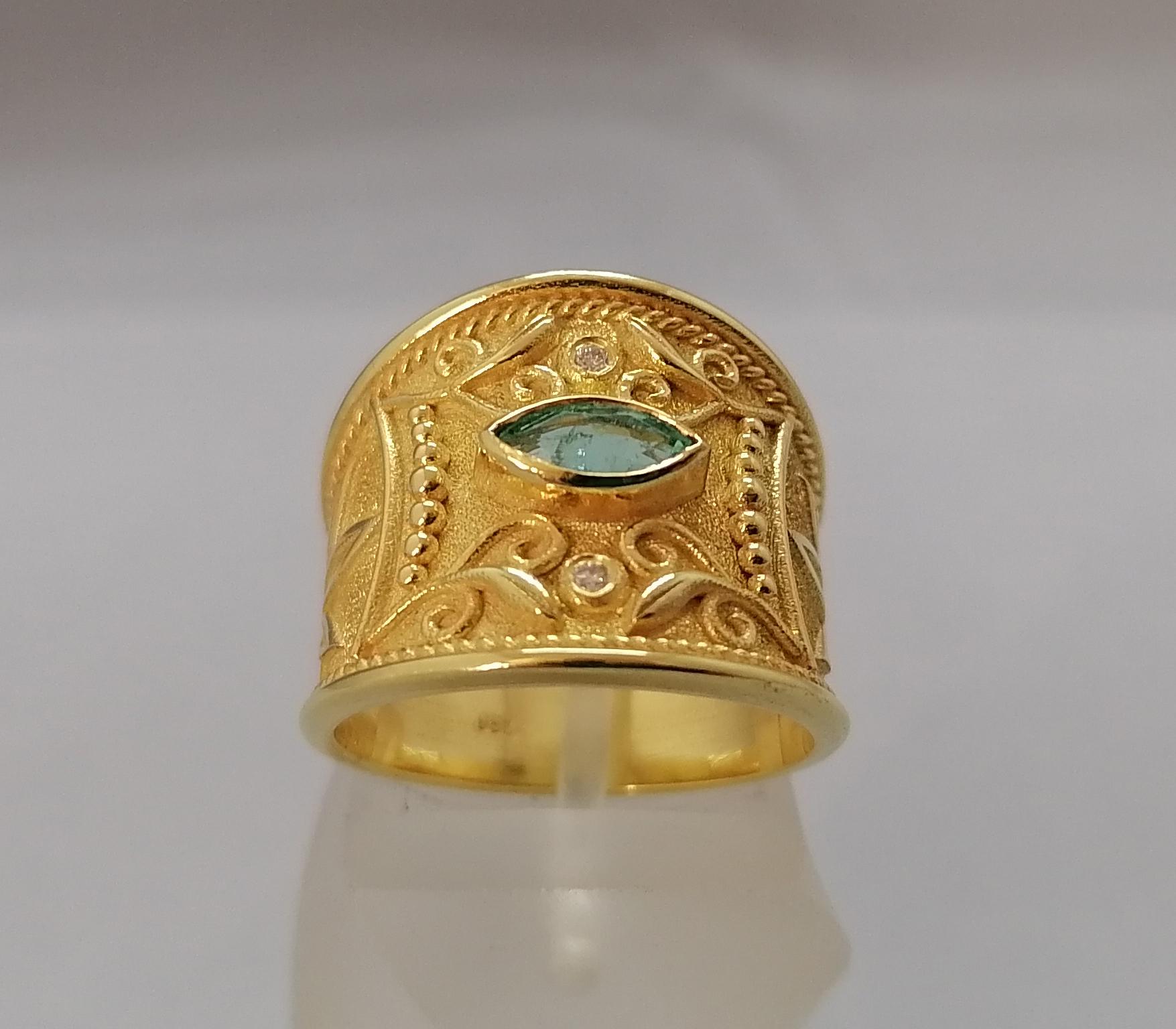 Cette bague de designer S.Georgios est en or jaune 18 carats. Elle est entièrement réalisée à la main avec une granulation de perles byzantines et une finition unique sur fond de velours. Cette magnifique bague comporte une émeraude naturelle de