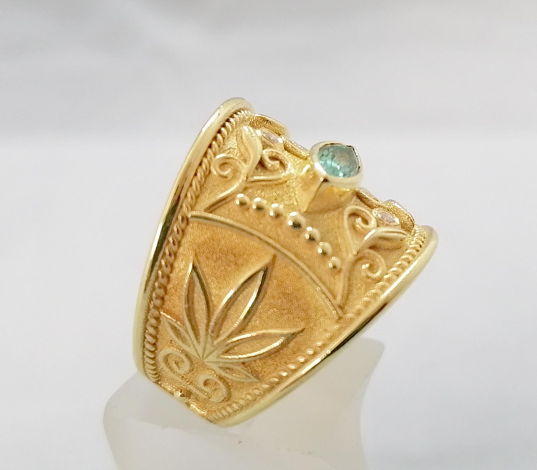 Georgios Collections: 18 Karat Gelbgold breiter Smaragd- und Diamantring (Byzantinisch) im Angebot