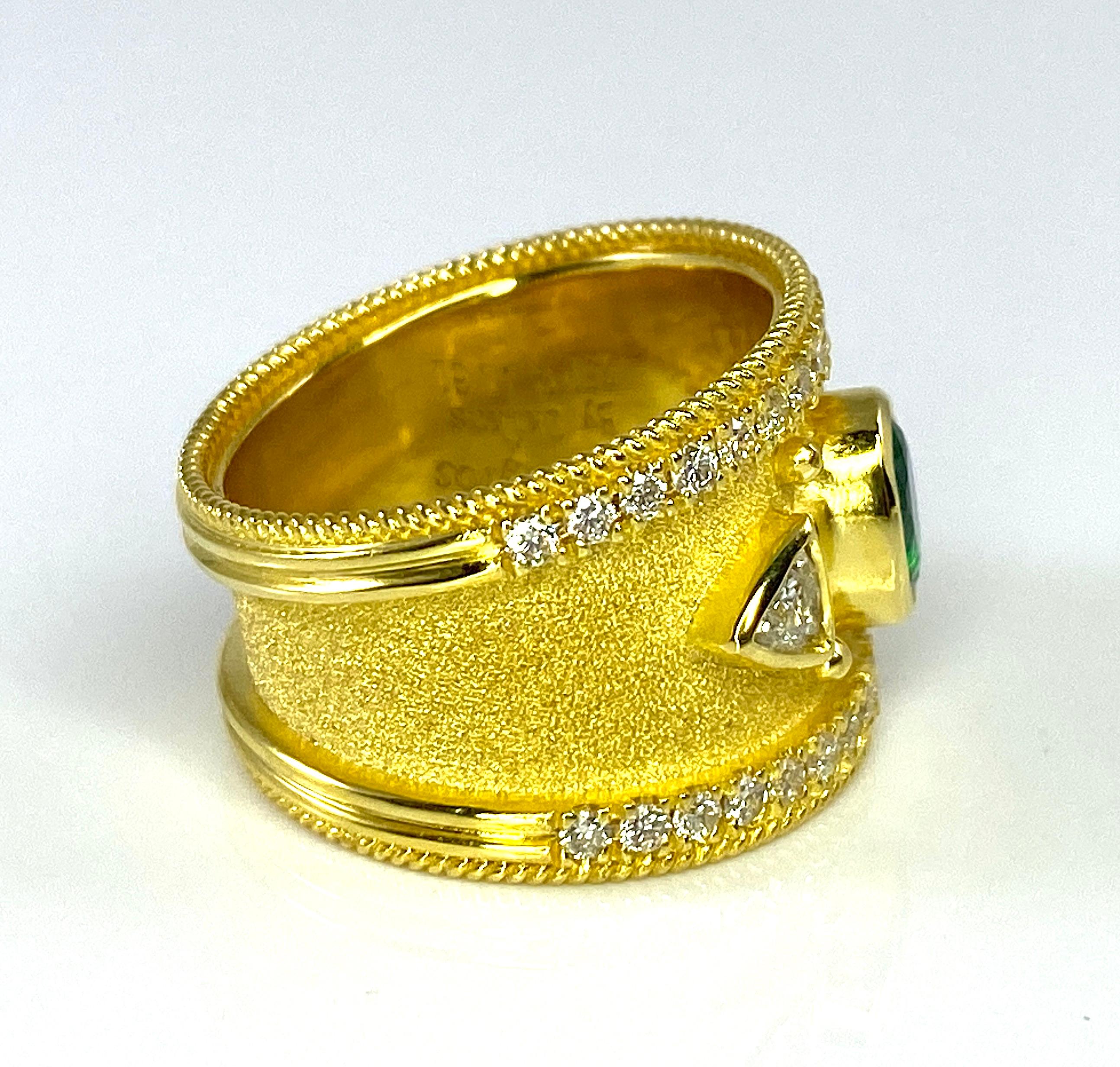 Georgios Kollektionen Diamantring aus 18 Karat Gelbgold mit Smaragd und Trillium im Zustand „Neu“ im Angebot in Astoria, NY