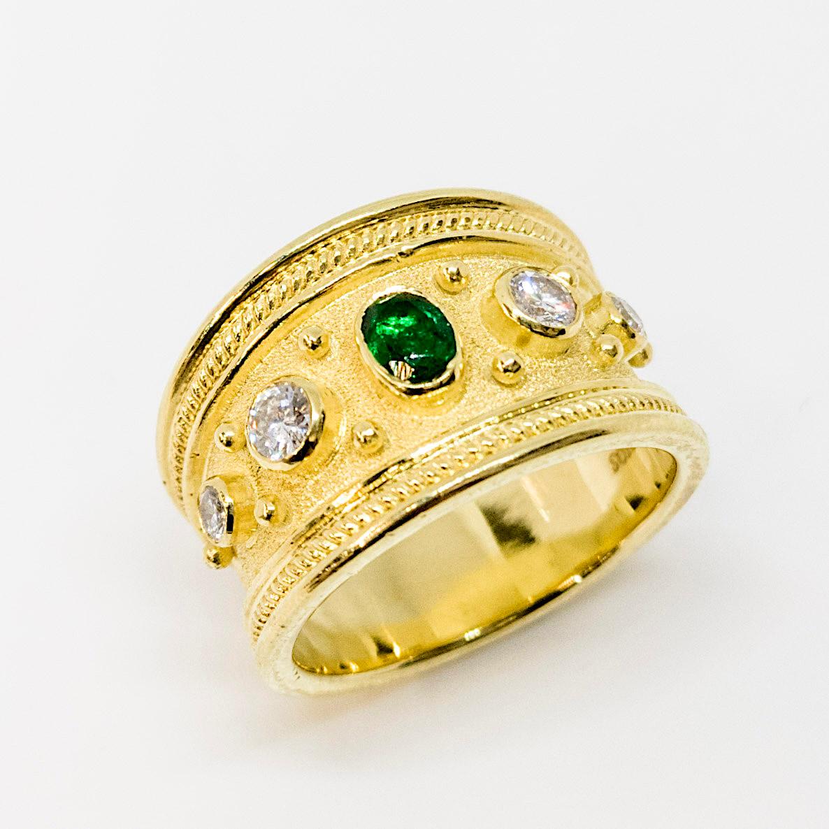 Dies ist eine atemberaubende S.Georgios Designer Ring in Gelbgold 18 Karat alle mit einem byzantinischen Samt Hintergrund und Granulation Details verziert - gedrehte Drähte und Perlen. In der Mitte des Rings befindet sich ein wunderschöner Smaragd