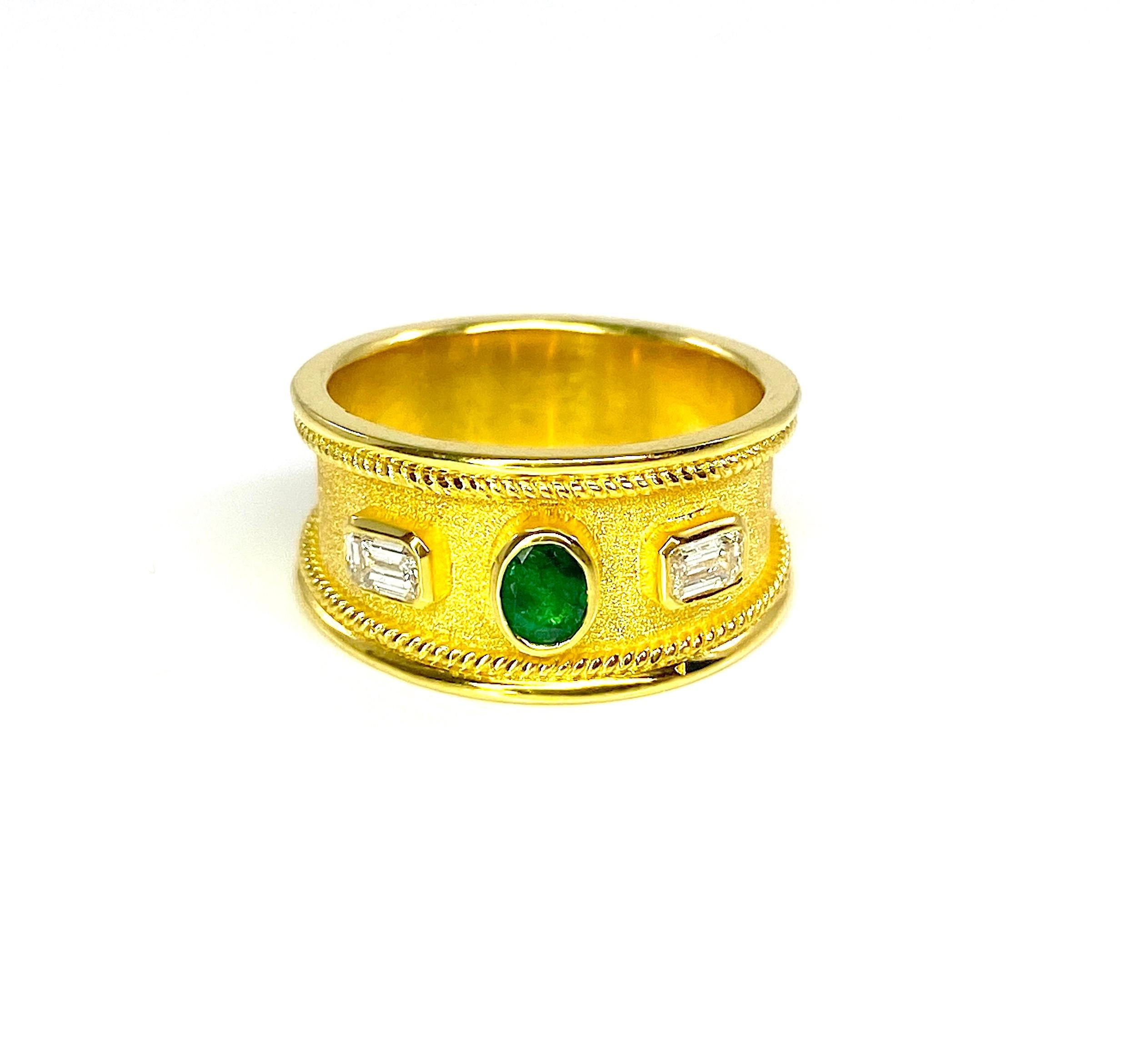Georgios Collections Ring aus 18 Karat Gelbgold mit Smaragd und weißem Diamanten (Byzantinisch) im Angebot