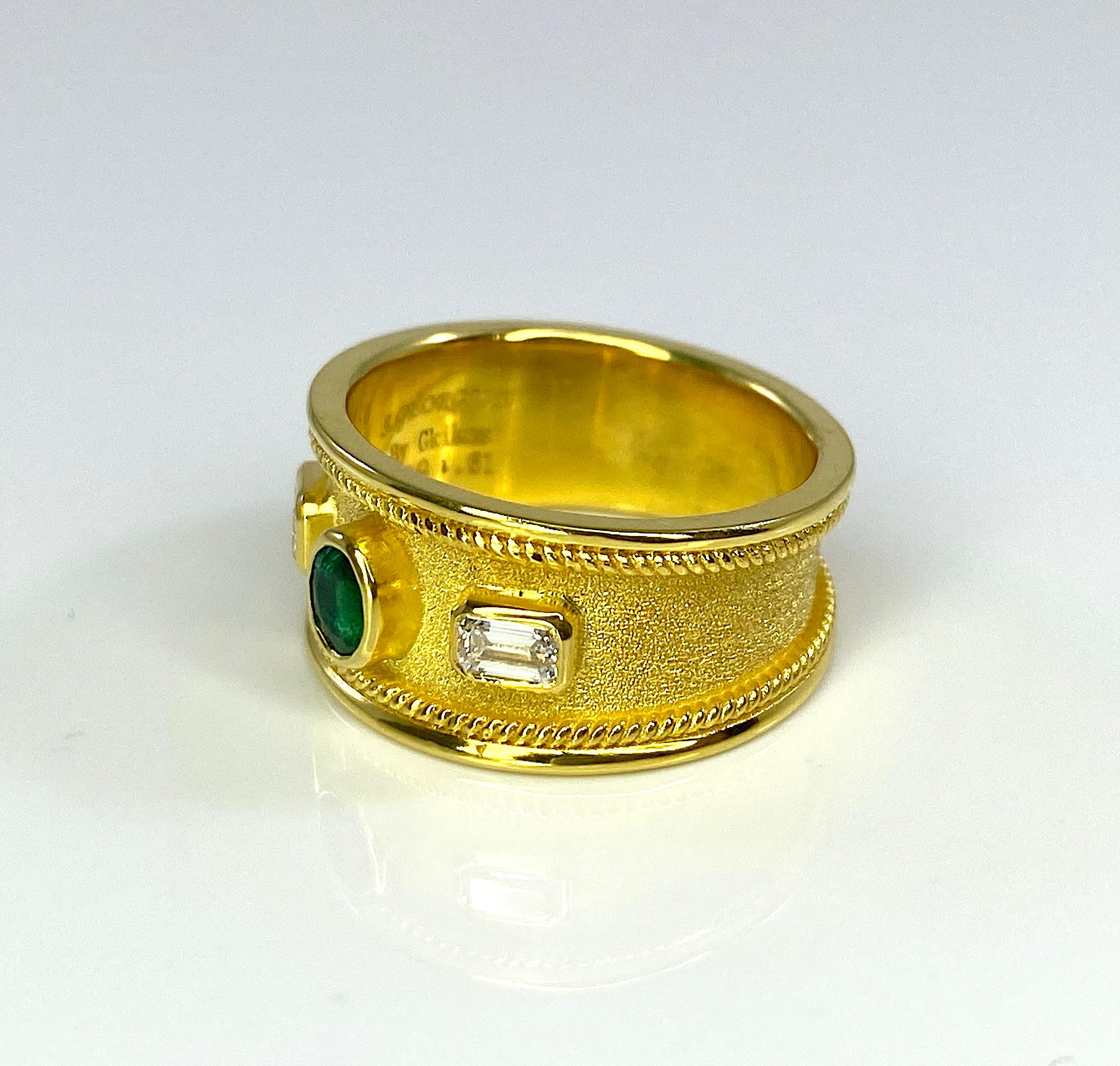 Georgios Collections Ring aus 18 Karat Gelbgold mit Smaragd und weißem Diamanten (Ovalschliff) im Angebot