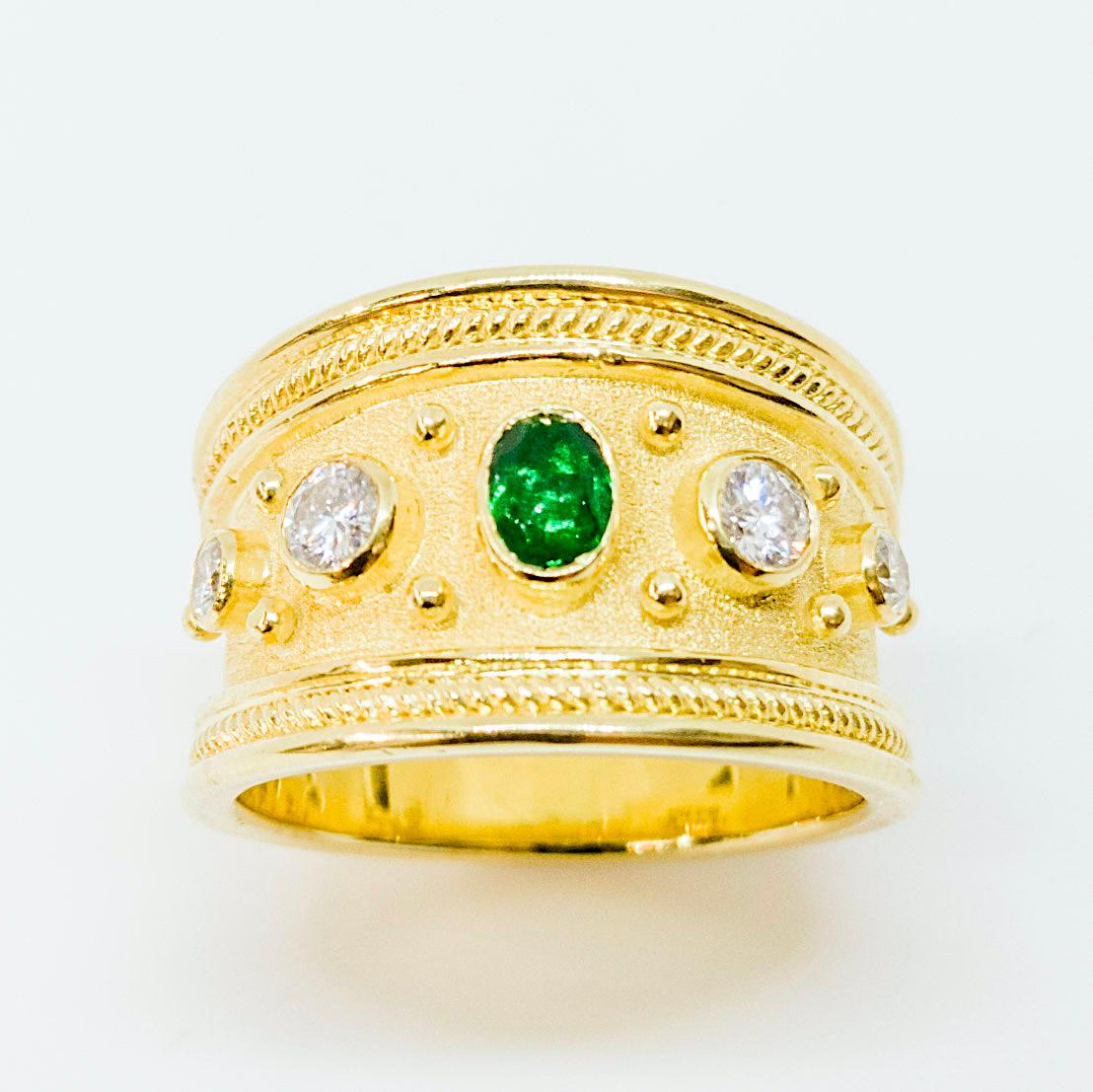 Georgios Kollektionen Ring aus 18 Karat Gelbgold mit Smaragd und weißen Diamanten im Zustand „Neu“ im Angebot in Astoria, NY
