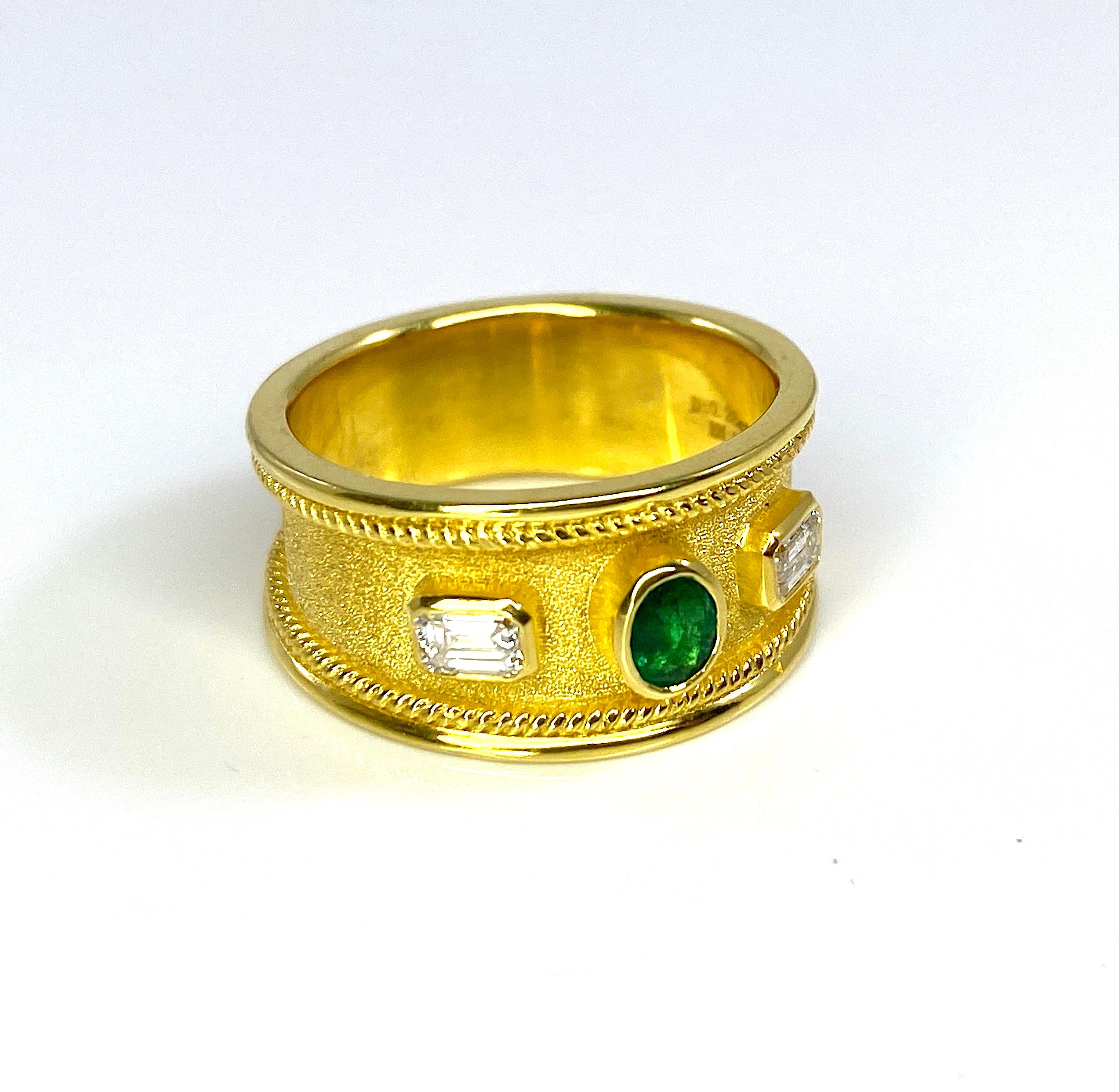 Georgios Collections Ring aus 18 Karat Gelbgold mit Smaragd und weißem Diamanten im Angebot 3
