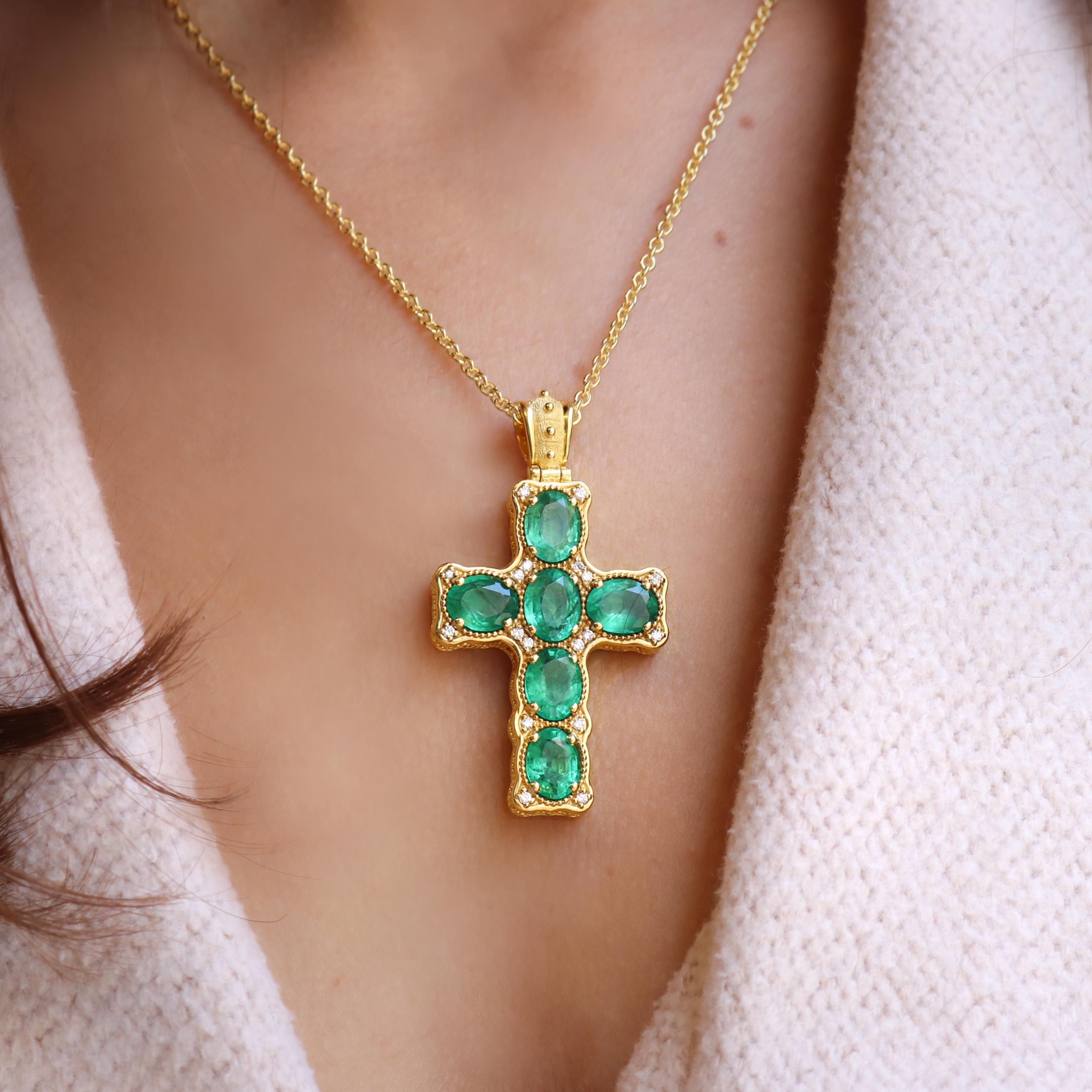 Georgios Collections Collier croix d'émeraude en or jaune 18 carats avec chaîne en vente 4