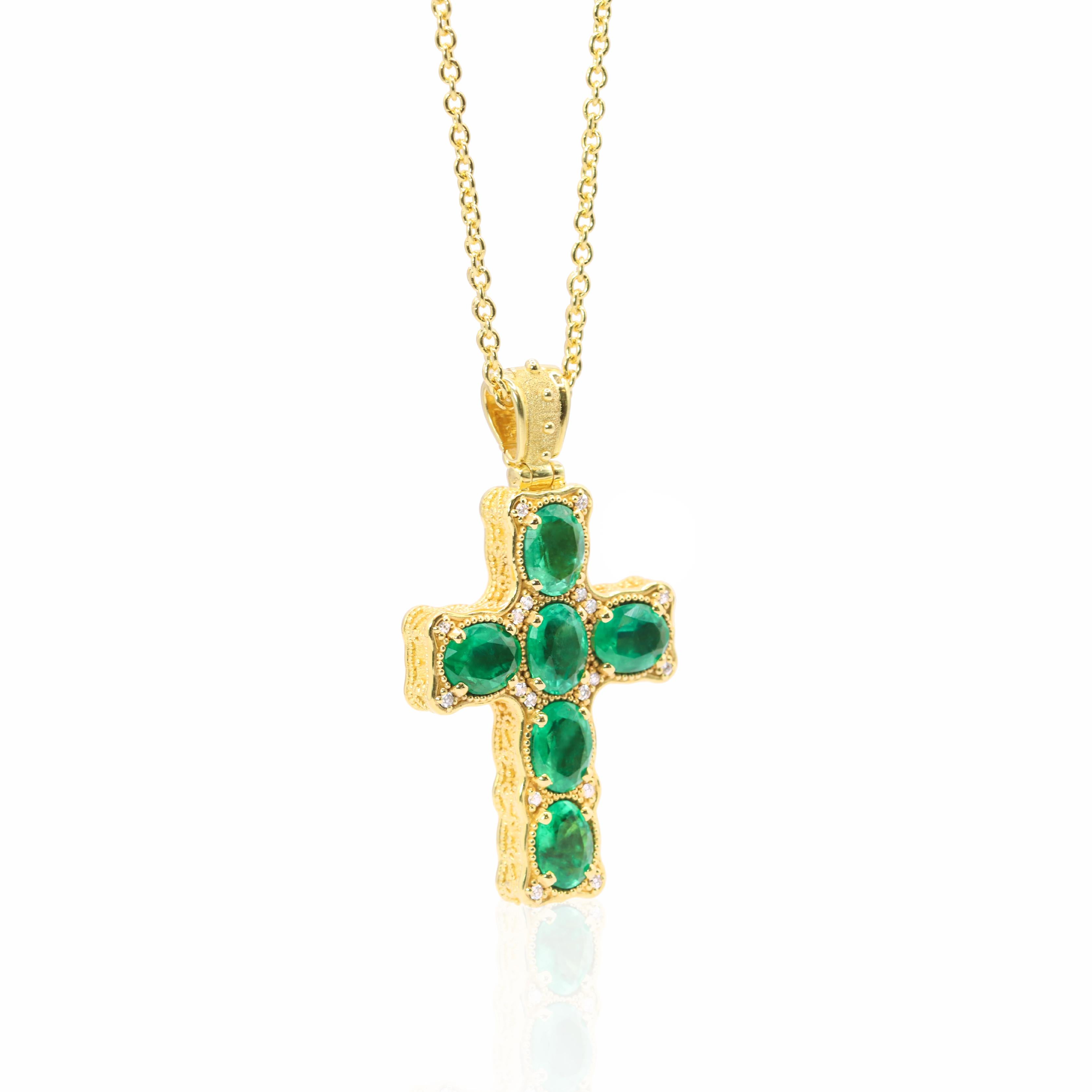 Byzantin Georgios Collections Collier croix d'émeraude en or jaune 18 carats avec chaîne en vente