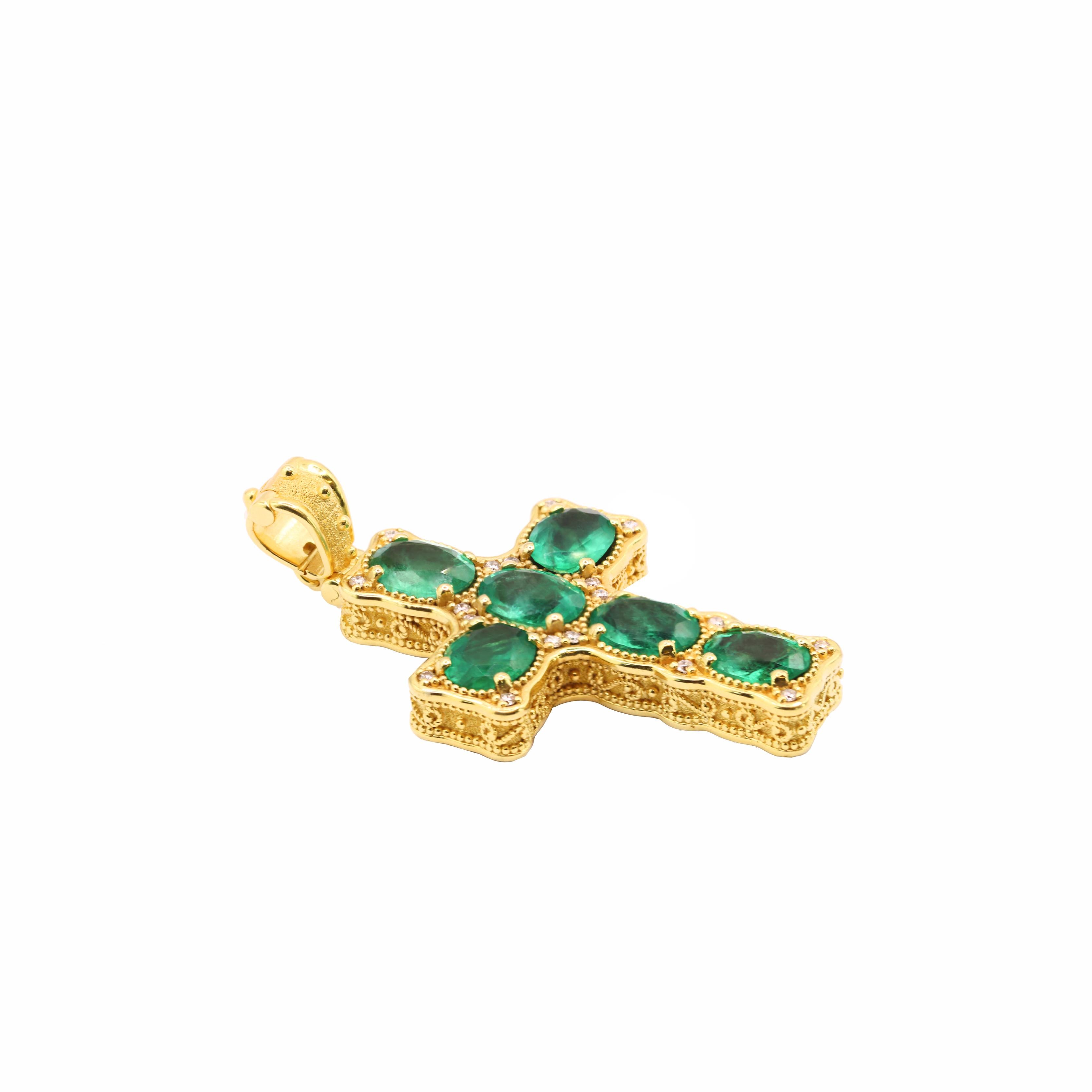 Taille ovale Georgios Collections Collier croix d'émeraude en or jaune 18 carats avec chaîne en vente