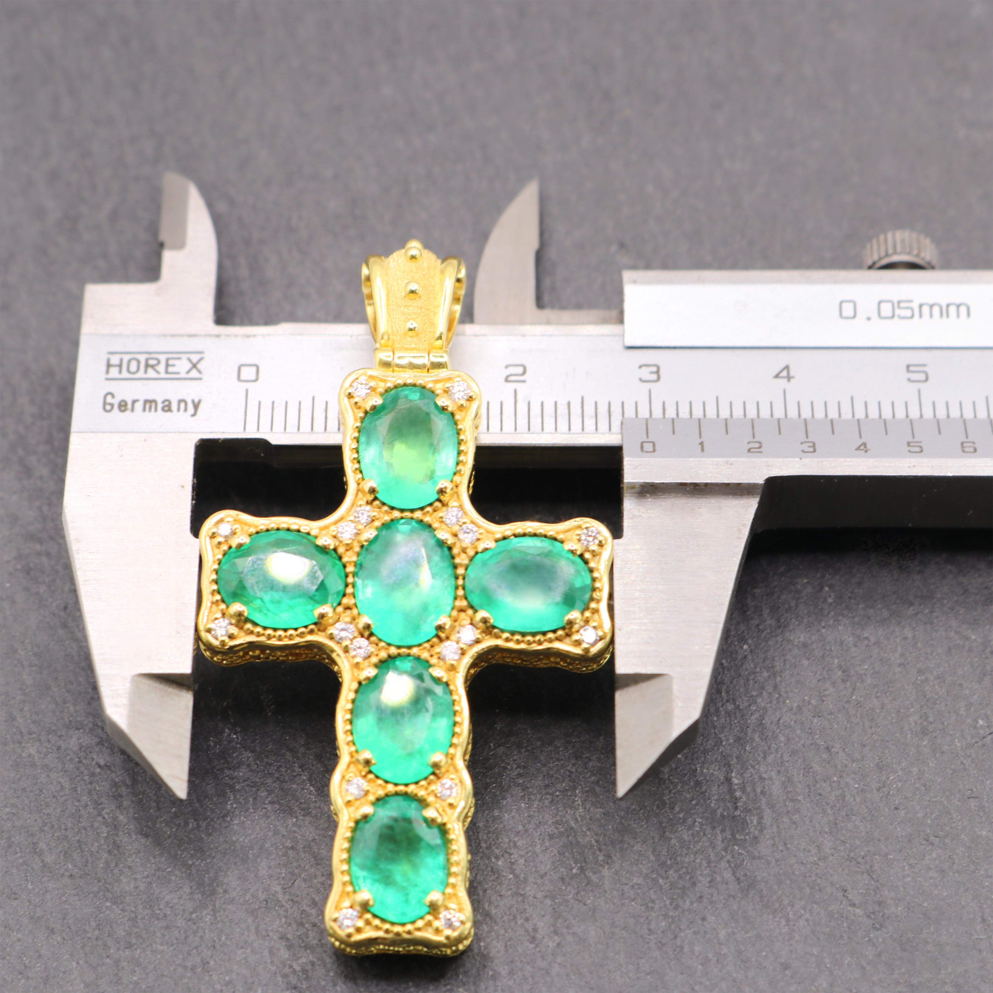 Georgios Collections Collier croix d'émeraude en or jaune 18 carats avec chaîne Neuf - En vente à Astoria, NY