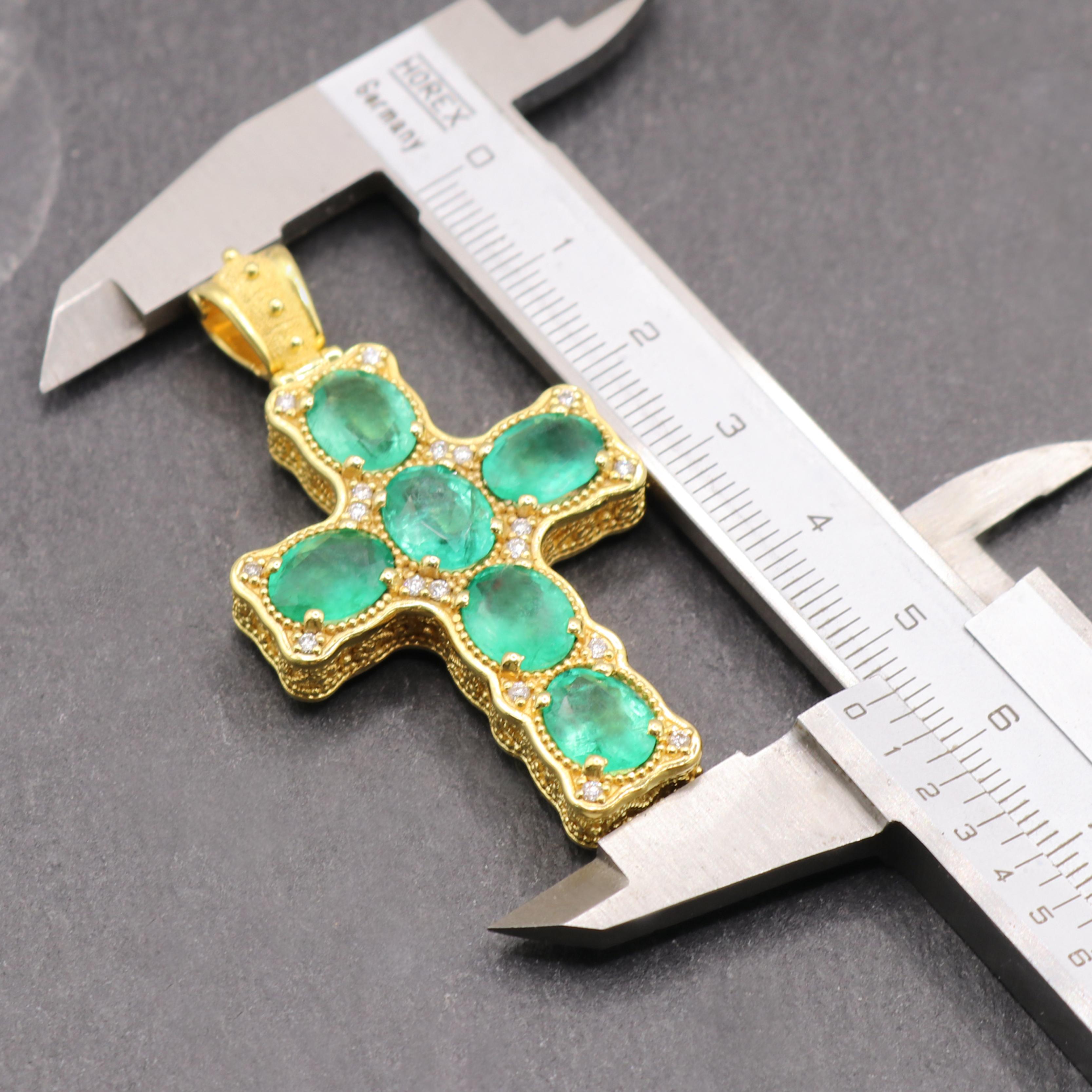 Georgios Collections Collier croix d'émeraude en or jaune 18 carats avec chaîne Unisexe en vente