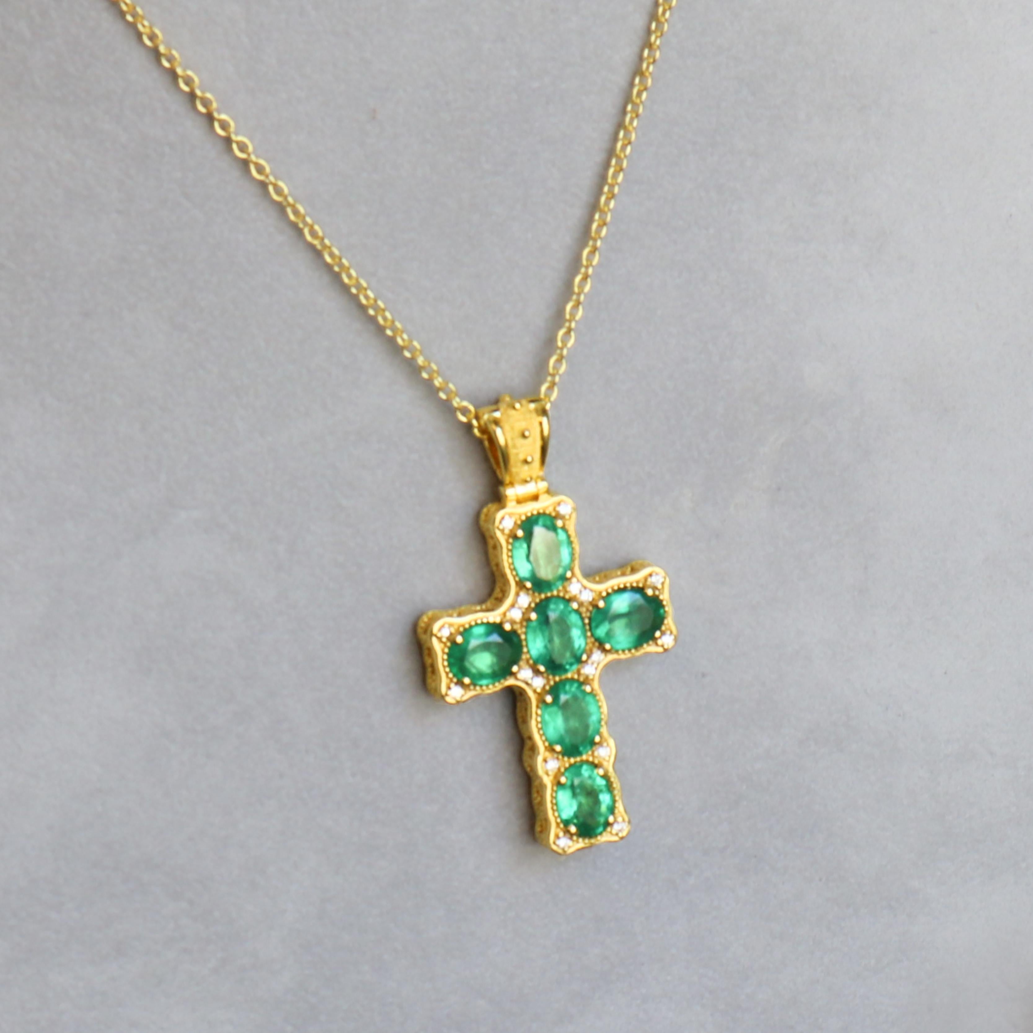Georgios Collections Collier croix d'émeraude en or jaune 18 carats avec chaîne en vente 1