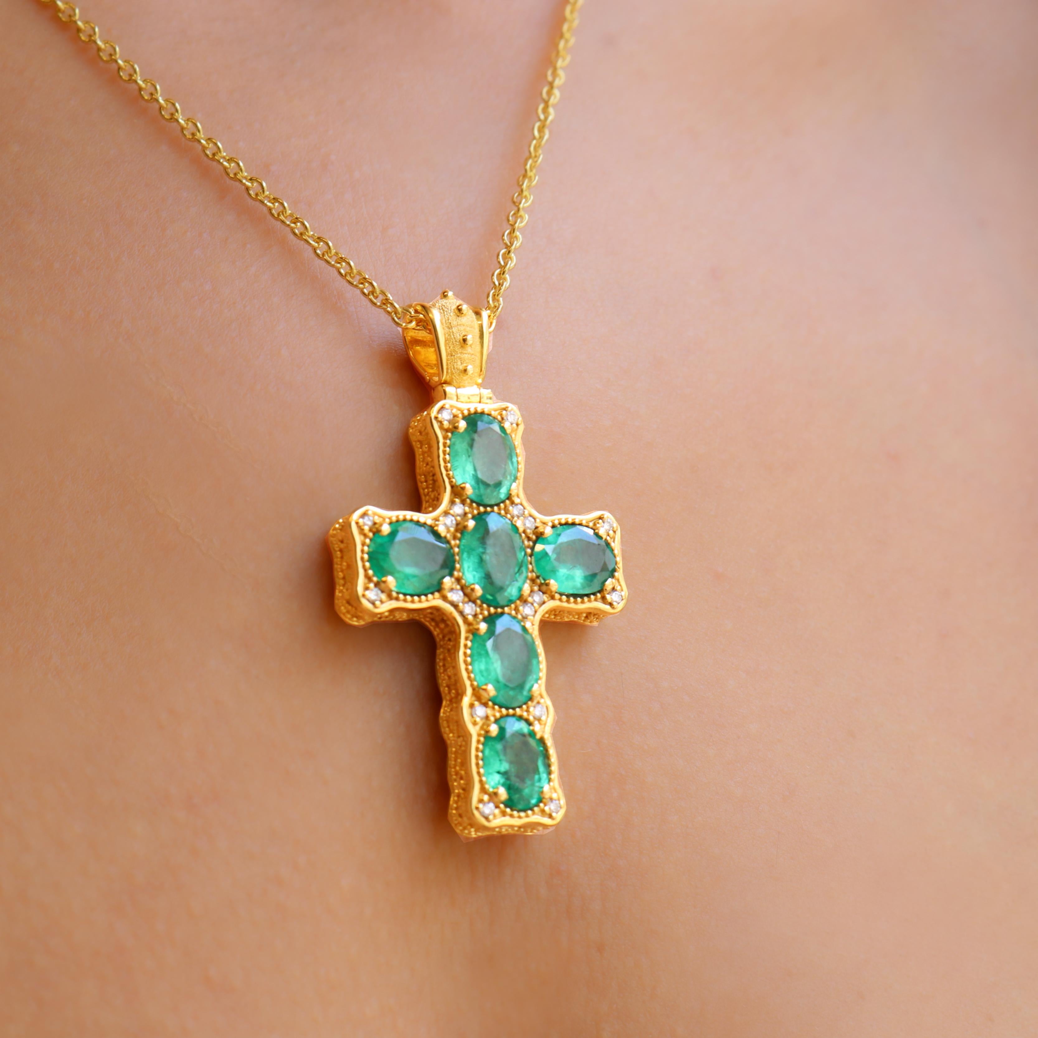 Georgios Collections Collier croix d'émeraude en or jaune 18 carats avec chaîne en vente 2