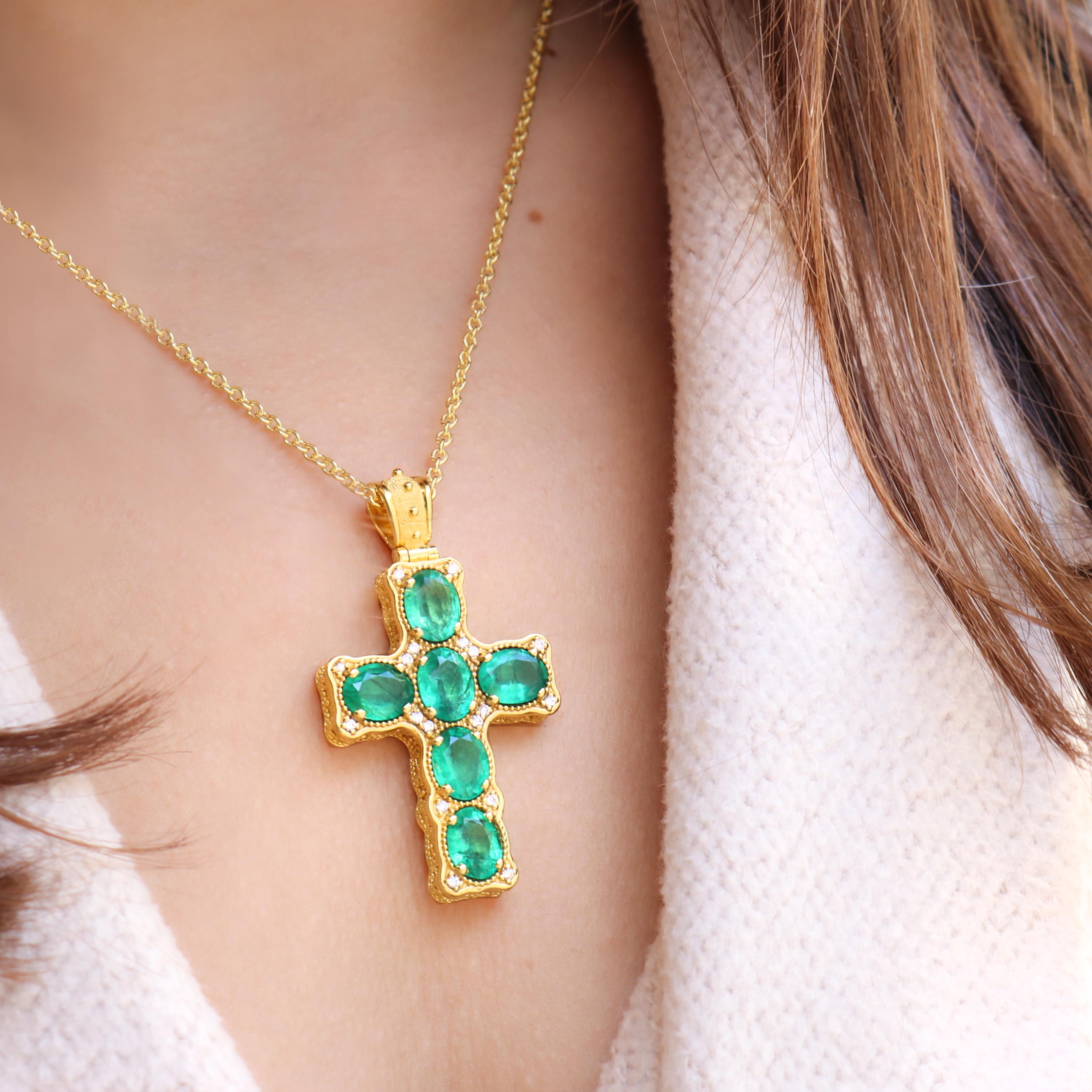 Georgios Collections Collier croix d'émeraude en or jaune 18 carats avec chaîne en vente 3