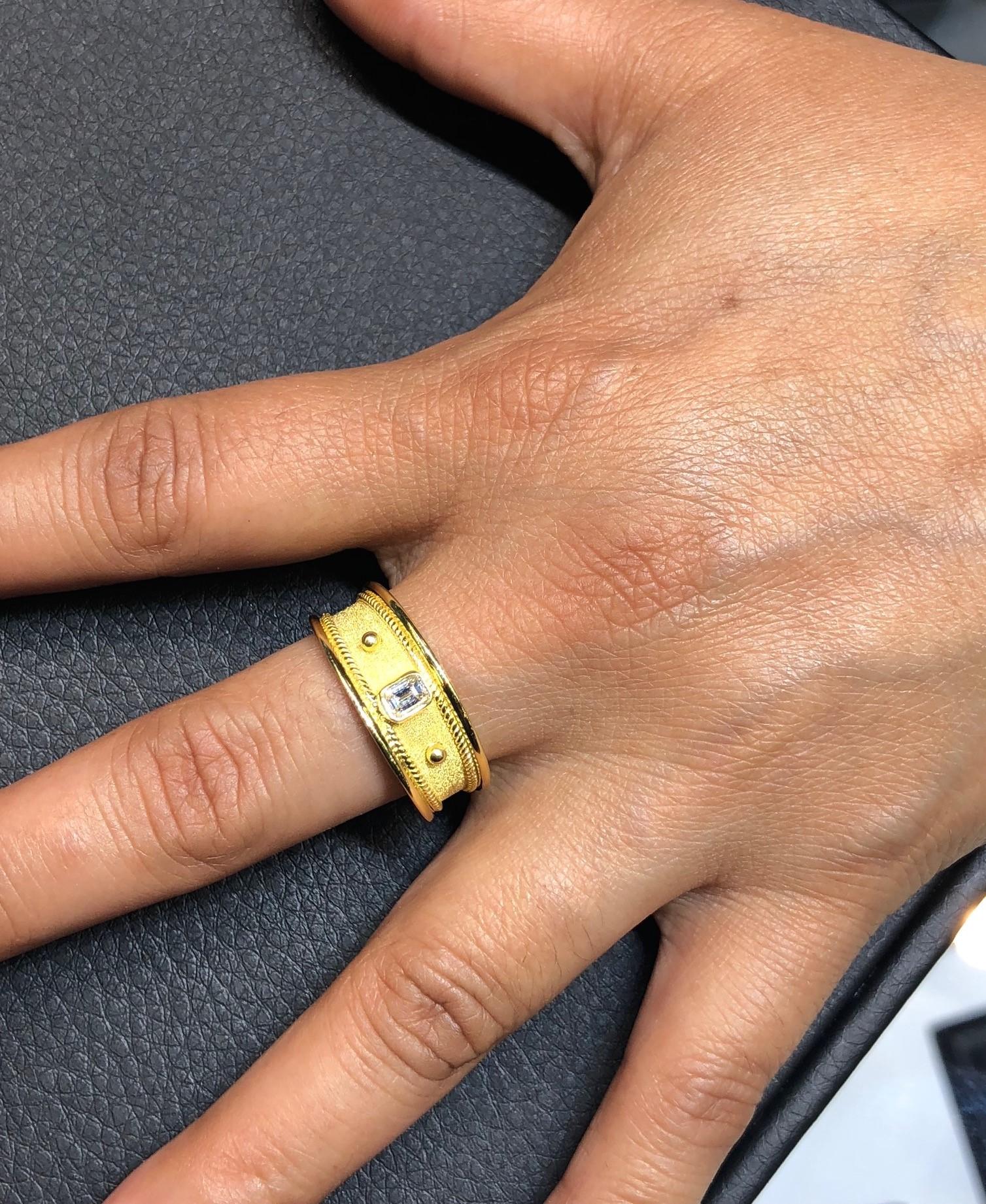 Georgios Kollektionen Unisex-Ring aus 18 Karat Gelbgold mit Saphir im Smaragdschliff (Byzantinisch) im Angebot