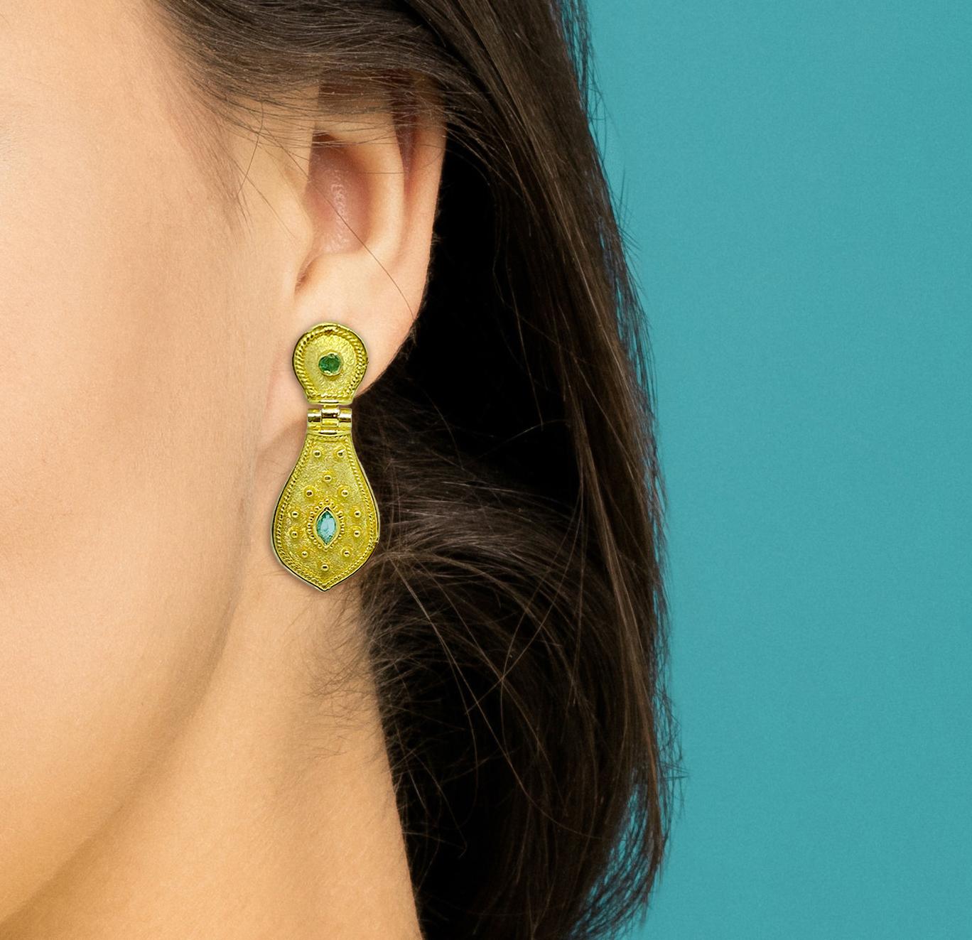 Orecchini lunghi a goccia con smeraldo in oro giallo 18 carati Georgios Collections in vendita 6