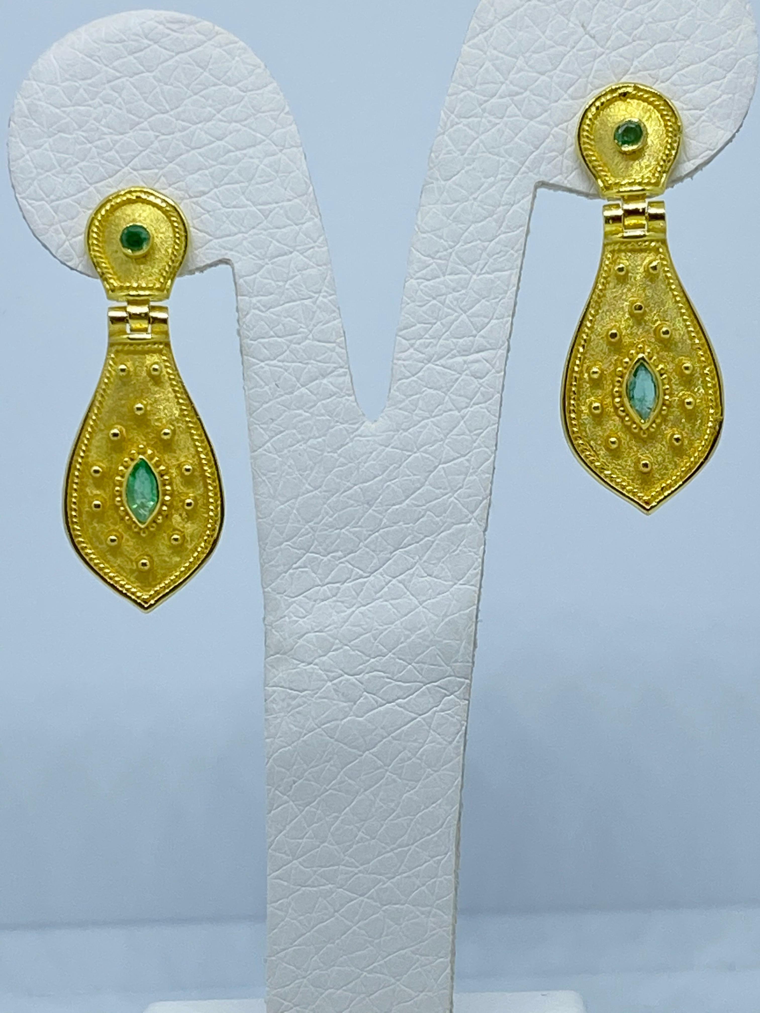 Orecchini lunghi a goccia con smeraldo in oro giallo 18 carati Georgios Collections in vendita 7