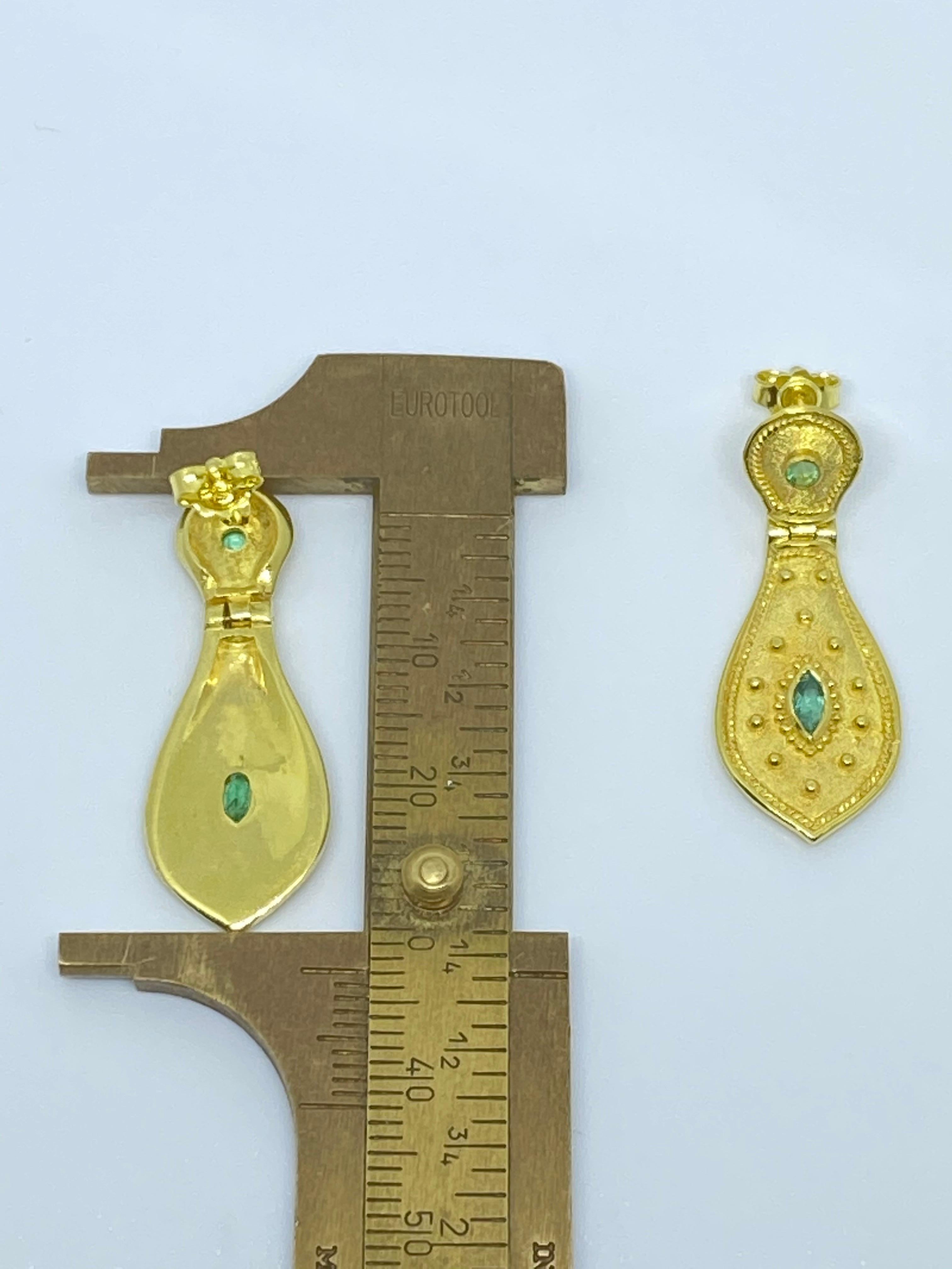 Orecchini lunghi a goccia con smeraldo in oro giallo 18 carati Georgios Collections in vendita 8