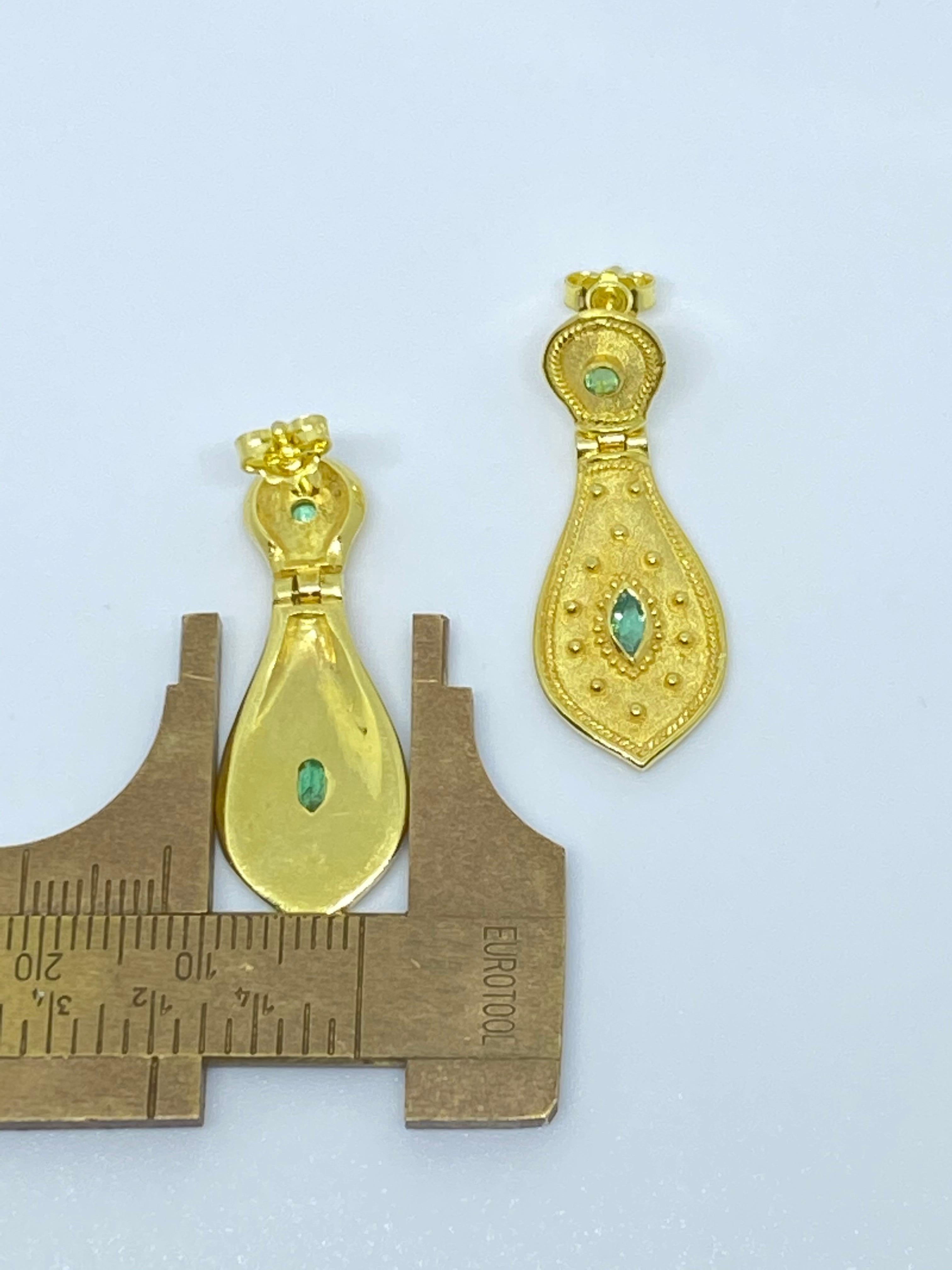 Orecchini lunghi a goccia con smeraldo in oro giallo 18 carati Georgios Collections in vendita 9