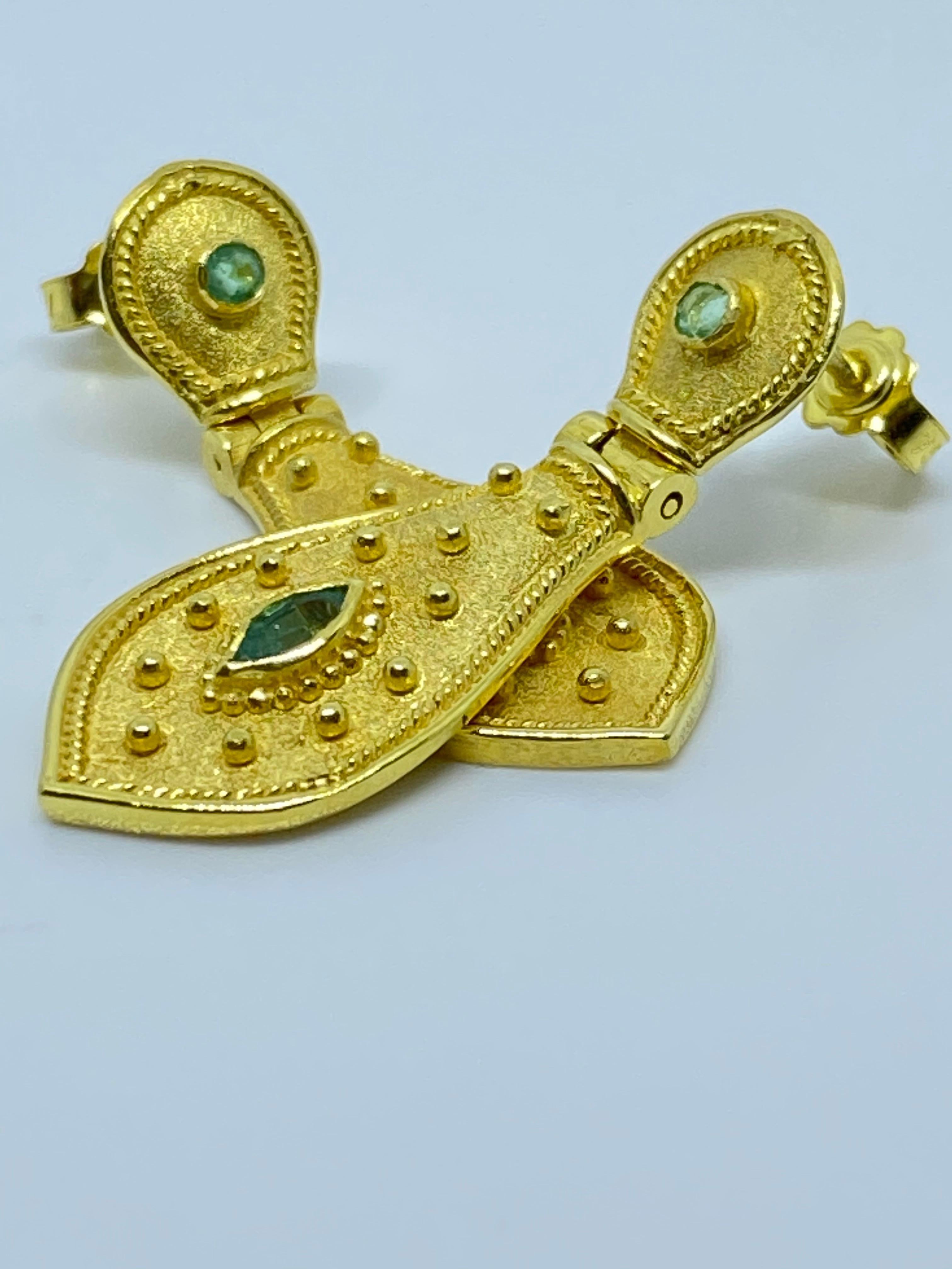 Taglio rotondo Orecchini lunghi a goccia con smeraldo in oro giallo 18 carati Georgios Collections in vendita