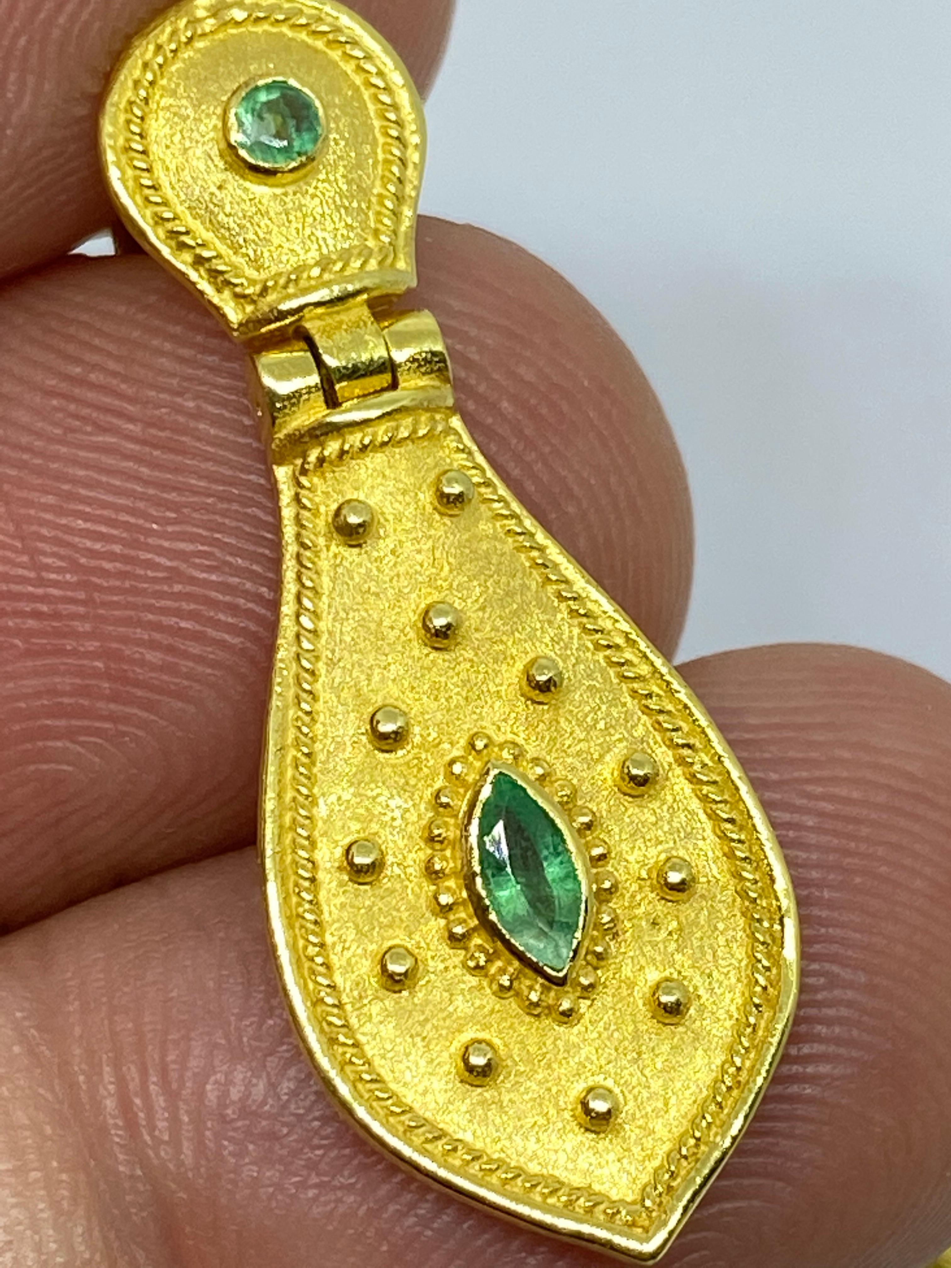Orecchini lunghi a goccia con smeraldo in oro giallo 18 carati Georgios Collections In condizioni Nuovo in vendita a Astoria, NY