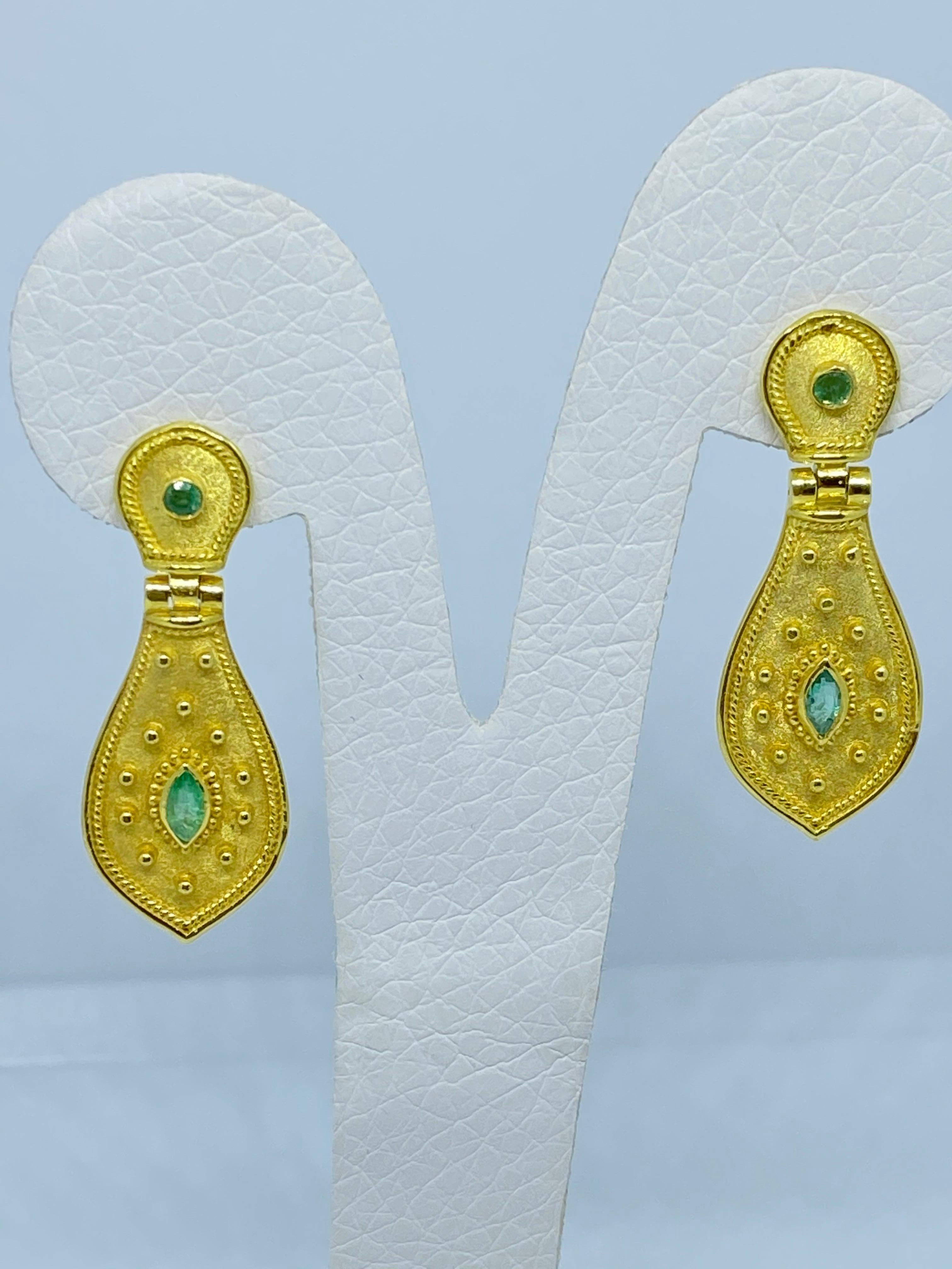 Donna Orecchini lunghi a goccia con smeraldo in oro giallo 18 carati Georgios Collections in vendita