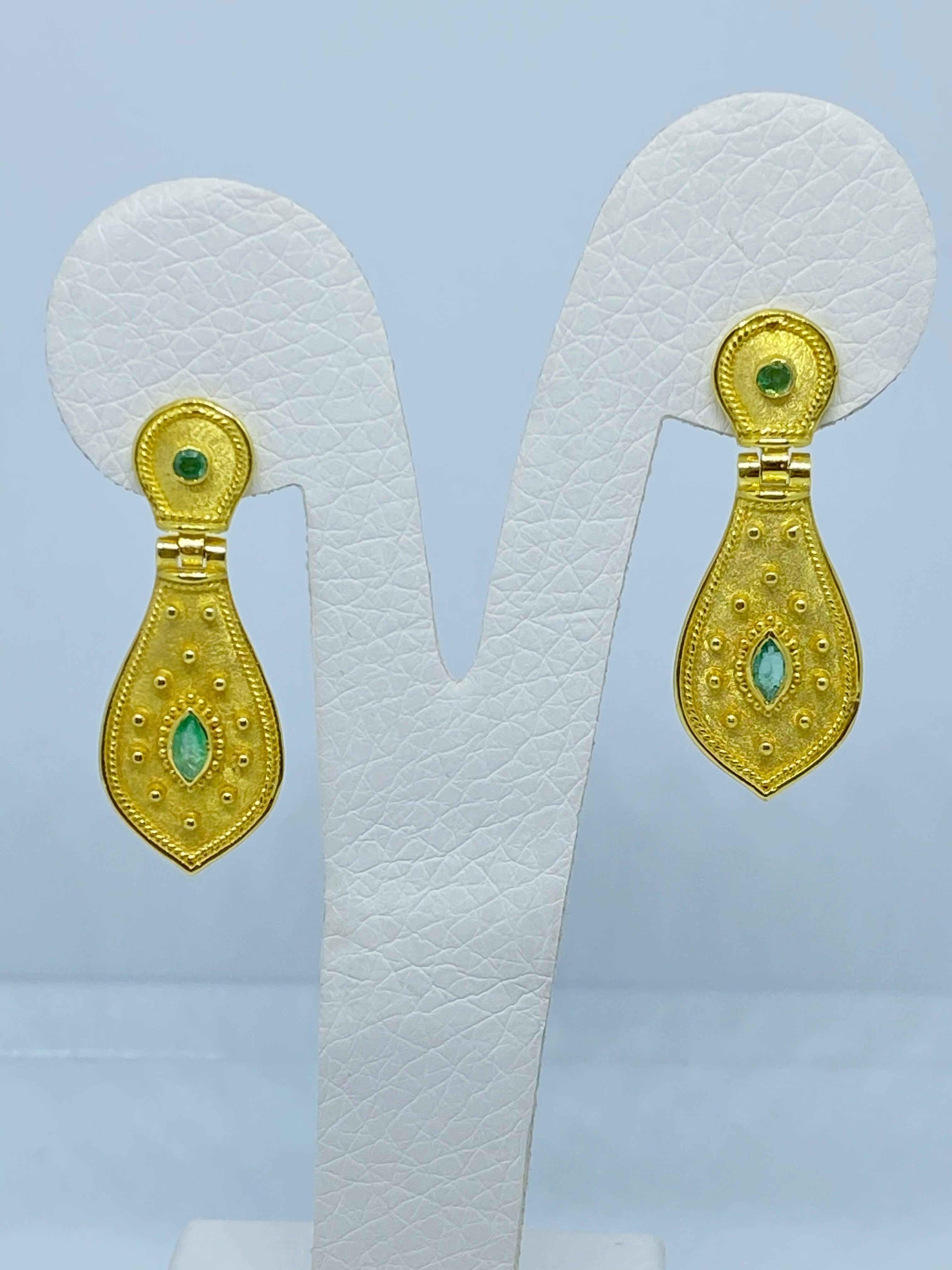 Orecchini lunghi a goccia con smeraldo in oro giallo 18 carati Georgios Collections in vendita 1