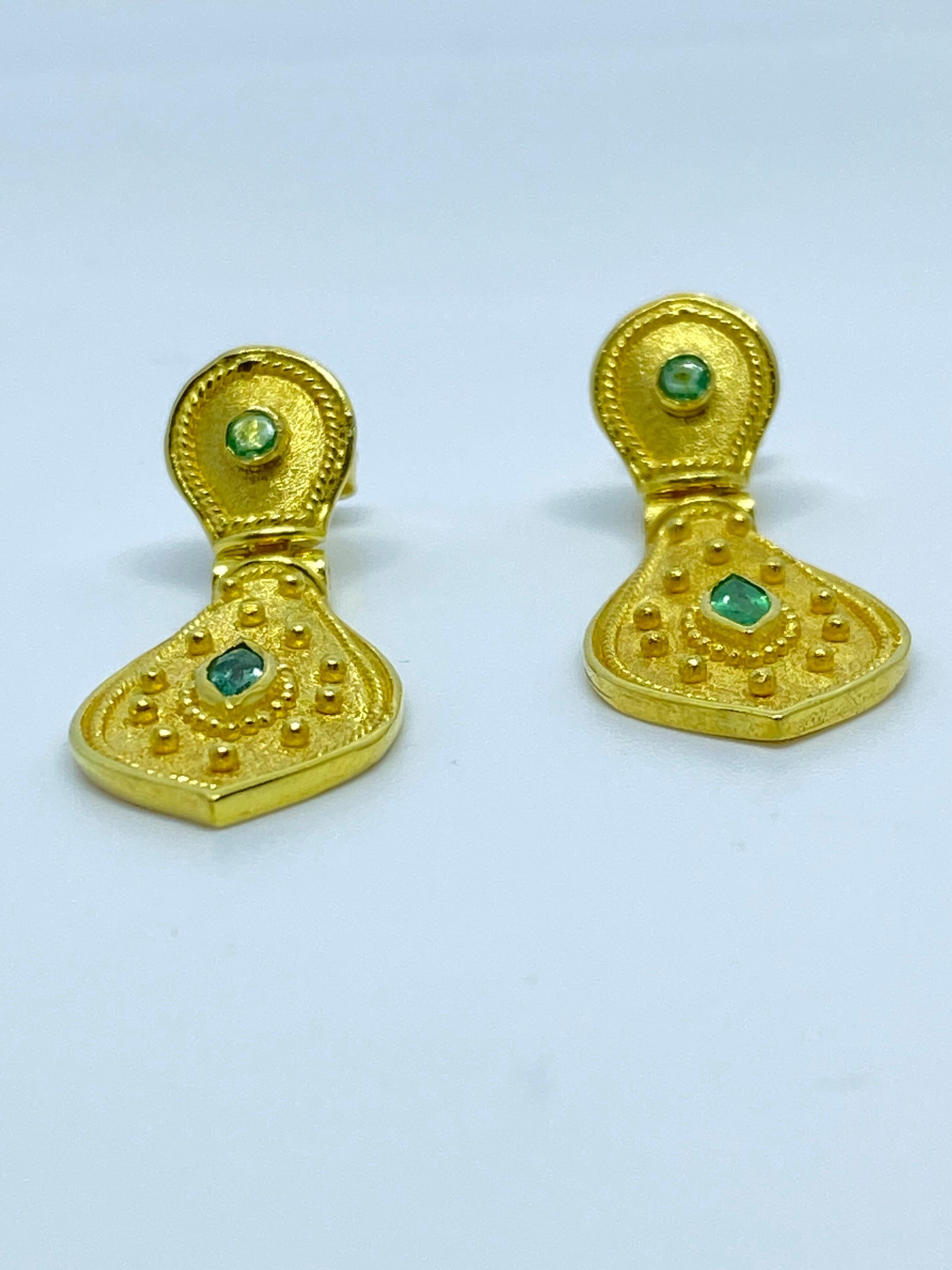 Orecchini lunghi a goccia con smeraldo in oro giallo 18 carati Georgios Collections in vendita 2