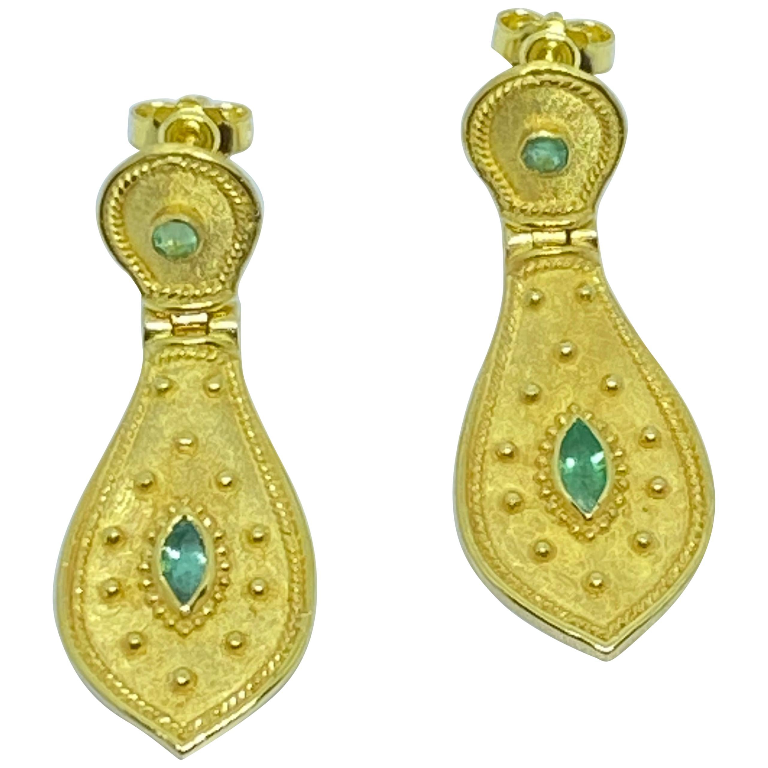 Pendants d'oreilles pendants en or jaune 18 carats et émeraudes Georgios Collections