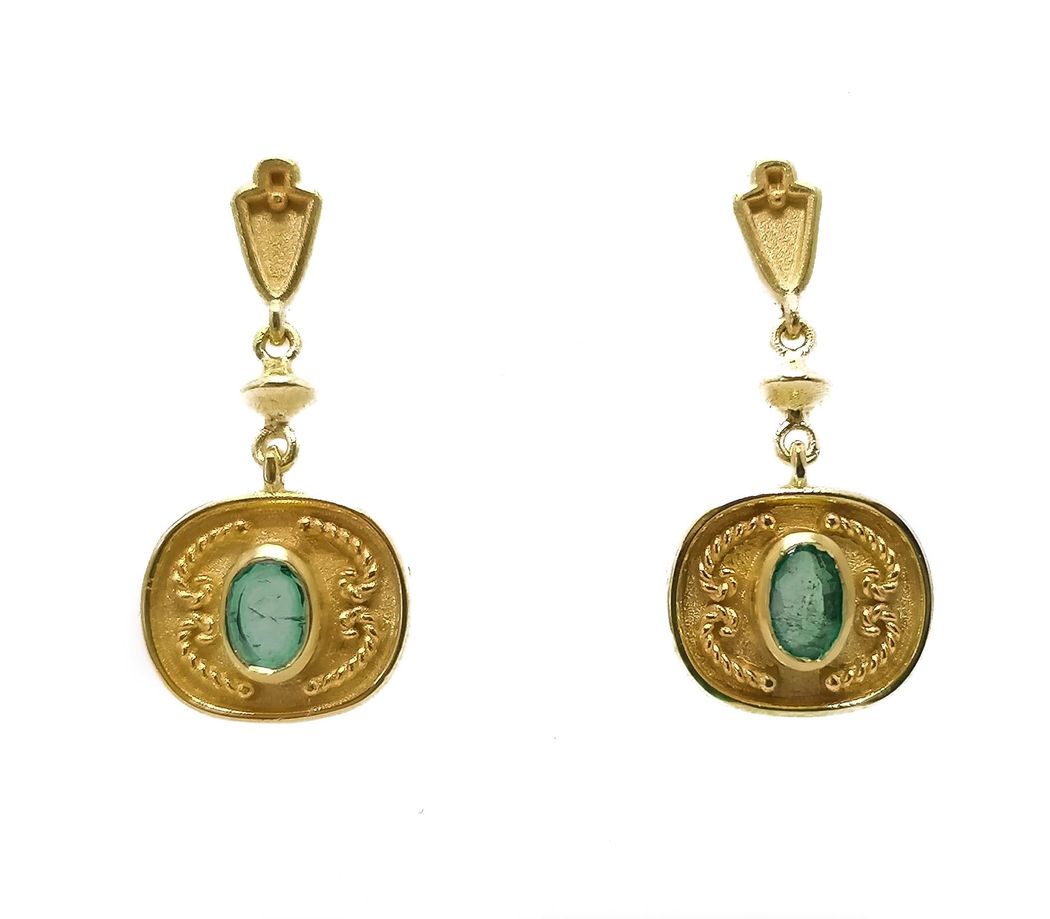 Diese Designer-Ohrringe von S.Georgios sind aus 18 Karat Gelbgold handgefertigt und mit einer mikroskopischen Granulierung im etruskischen Stil verziert. Diese wunderschönen Ohrringe bestehen aus 2 natürlichen Smaragden im Ovalschliff mit einem