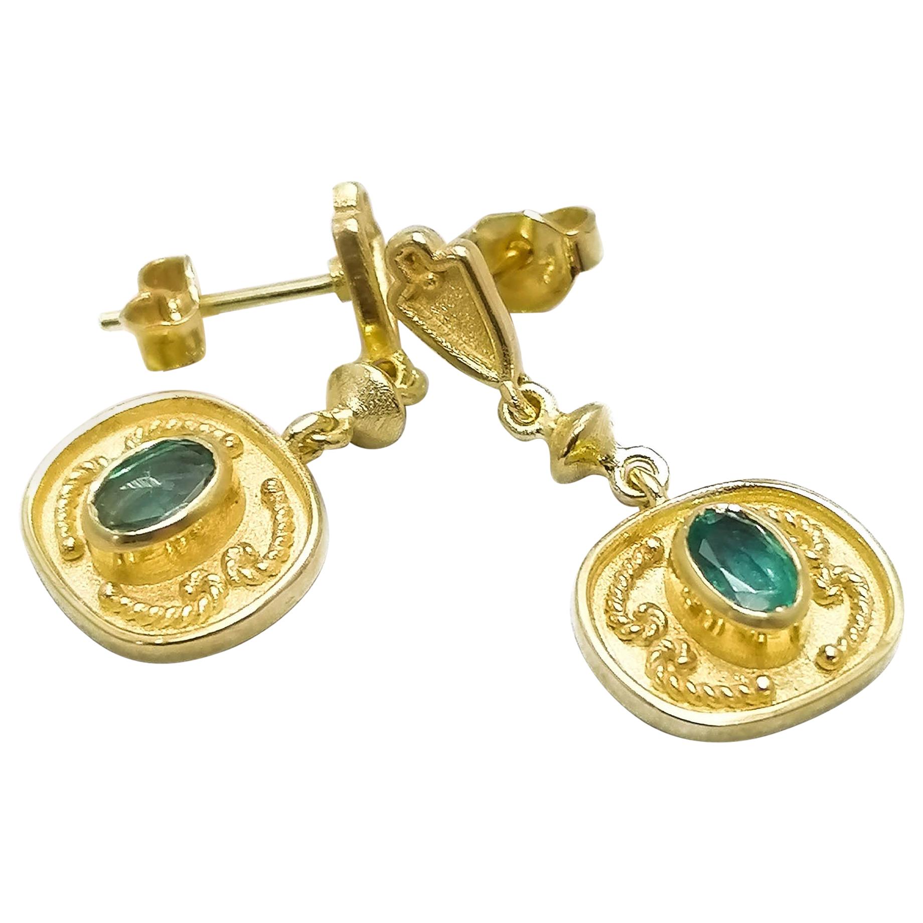 Georgios Kollektionen 18 Karat Gelbgold Smaragd Tropfenohrringe im etruskischen Stil im Angebot