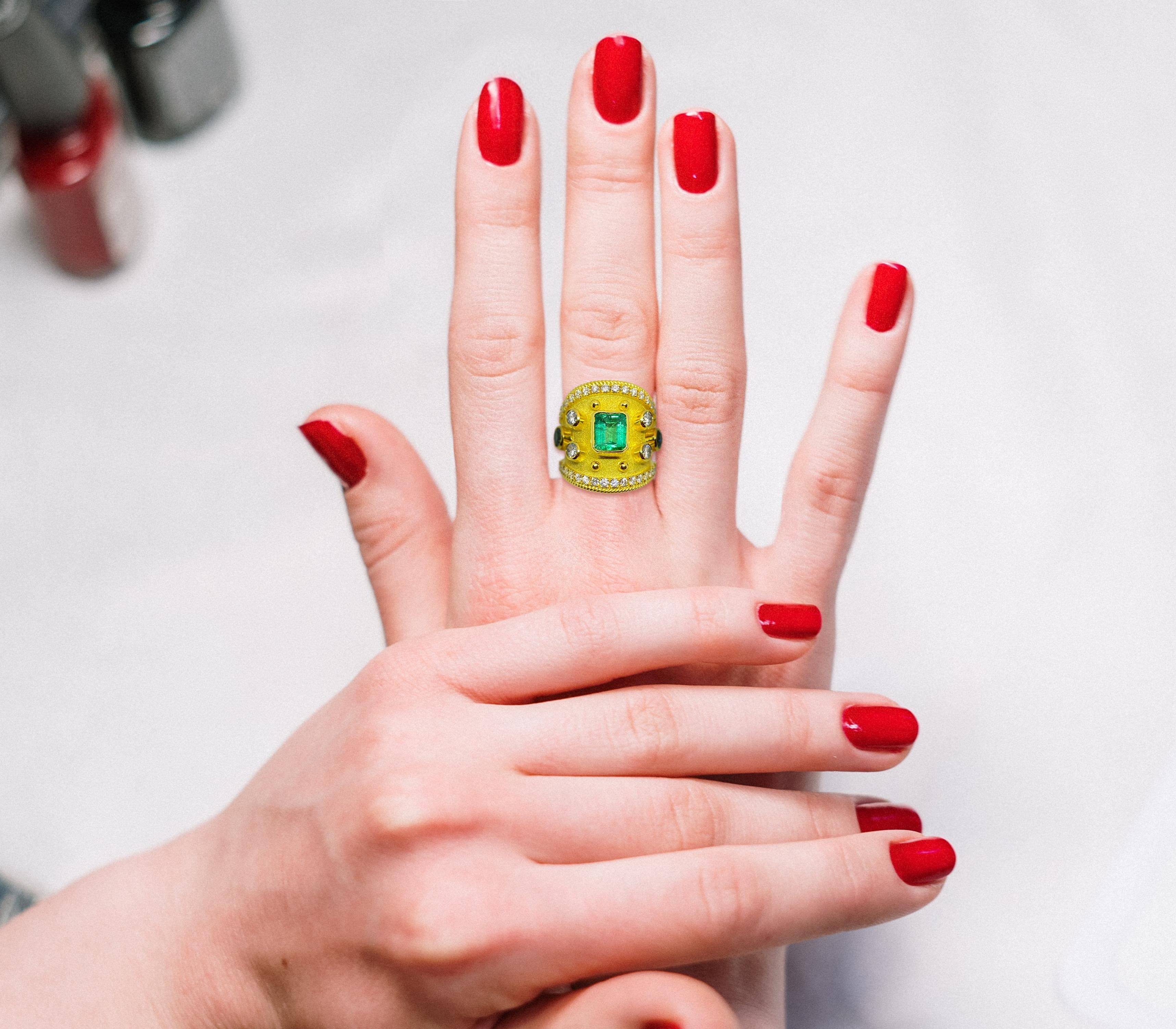 Georgios Kollektionen 18 Karat Gelbgold Smaragd Multi-Color Diamant-Ring (Smaragdschliff) im Angebot