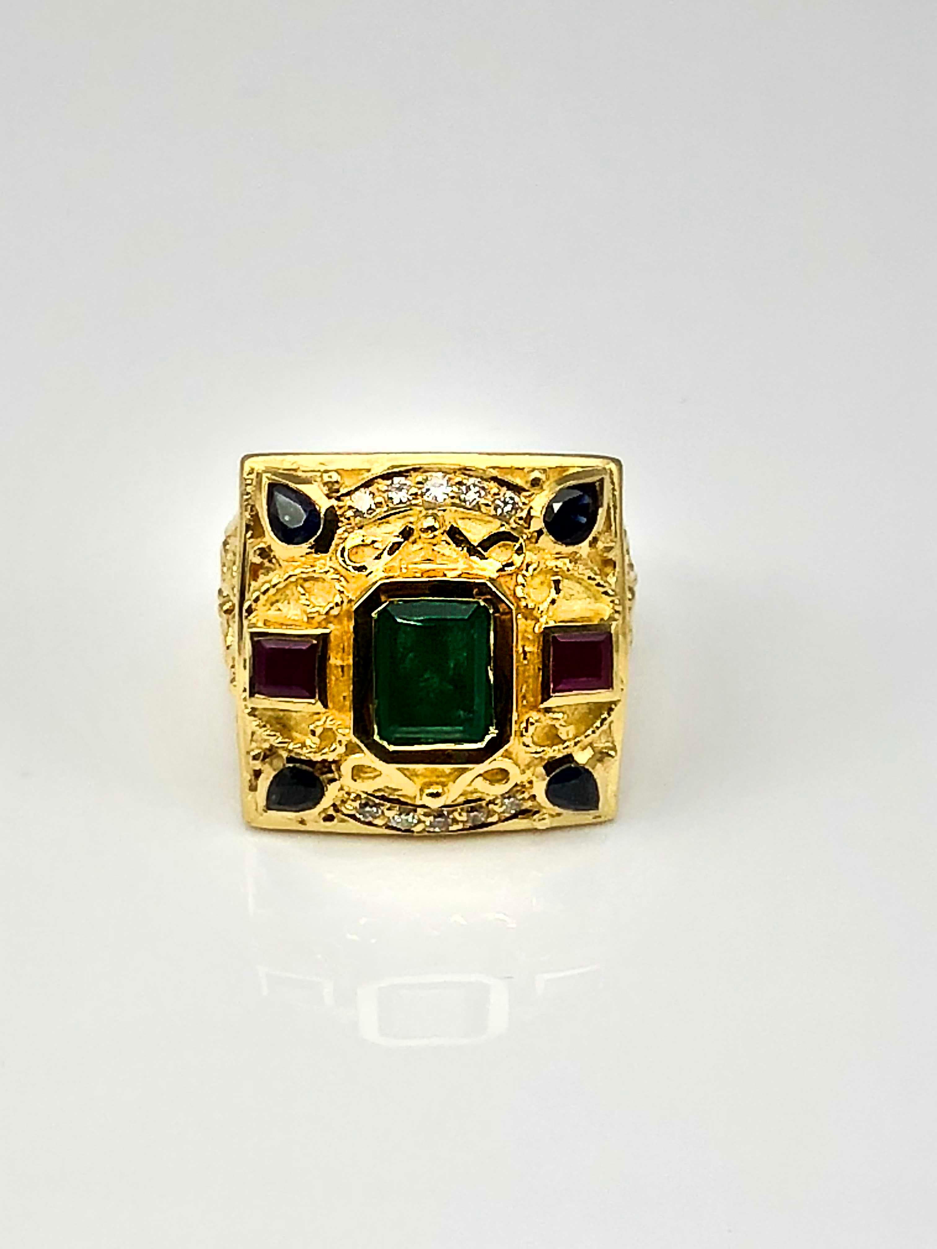 Bague design/One en or jaune 18 carats massif faite à la main et sur mesure par S.Georgios. Cette magnifique bague est décorée de fils d'or et de perles. Les détails granulés contrastent avec la finition du fond en velours byzantin. Cette magnifique