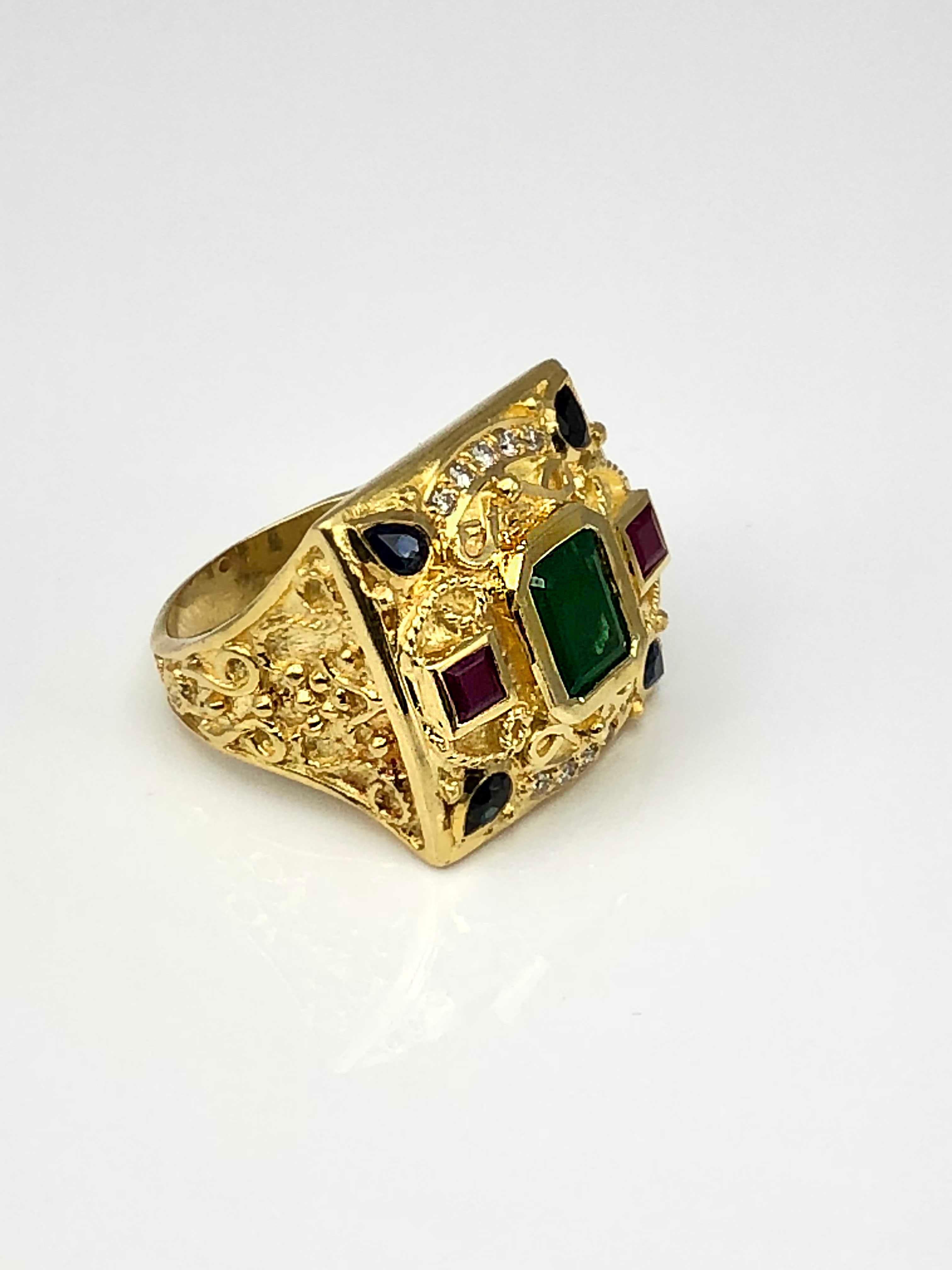 Georgios Kollektionen Breiter Ring aus 18 Karat Gelbgold mit Smaragd, Saphiren und Rubinen (Byzantinisch) im Angebot