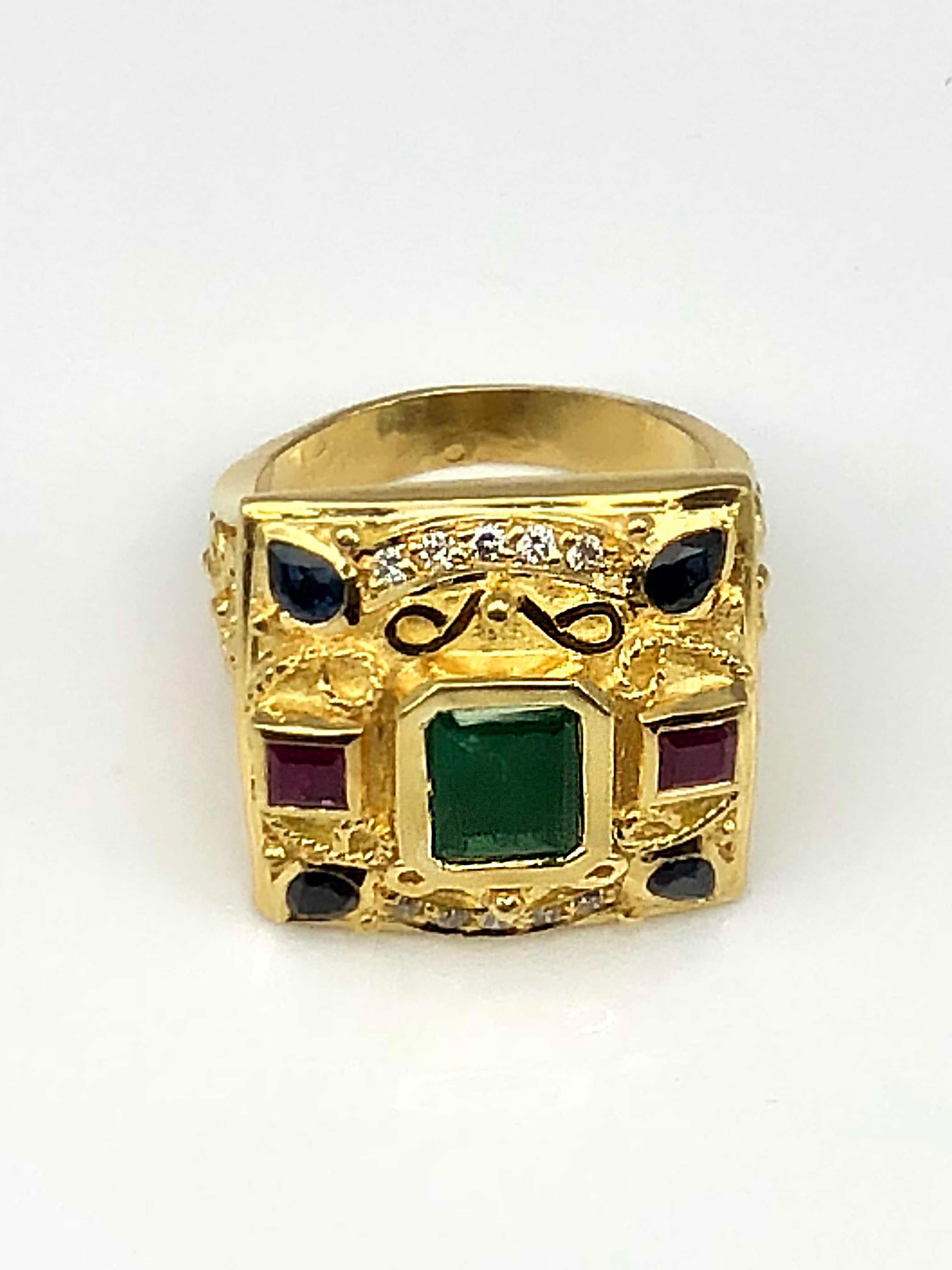 Georgios Kollektionen Breiter Ring aus 18 Karat Gelbgold mit Smaragd, Saphiren und Rubinen im Zustand „Neu“ im Angebot in Astoria, NY