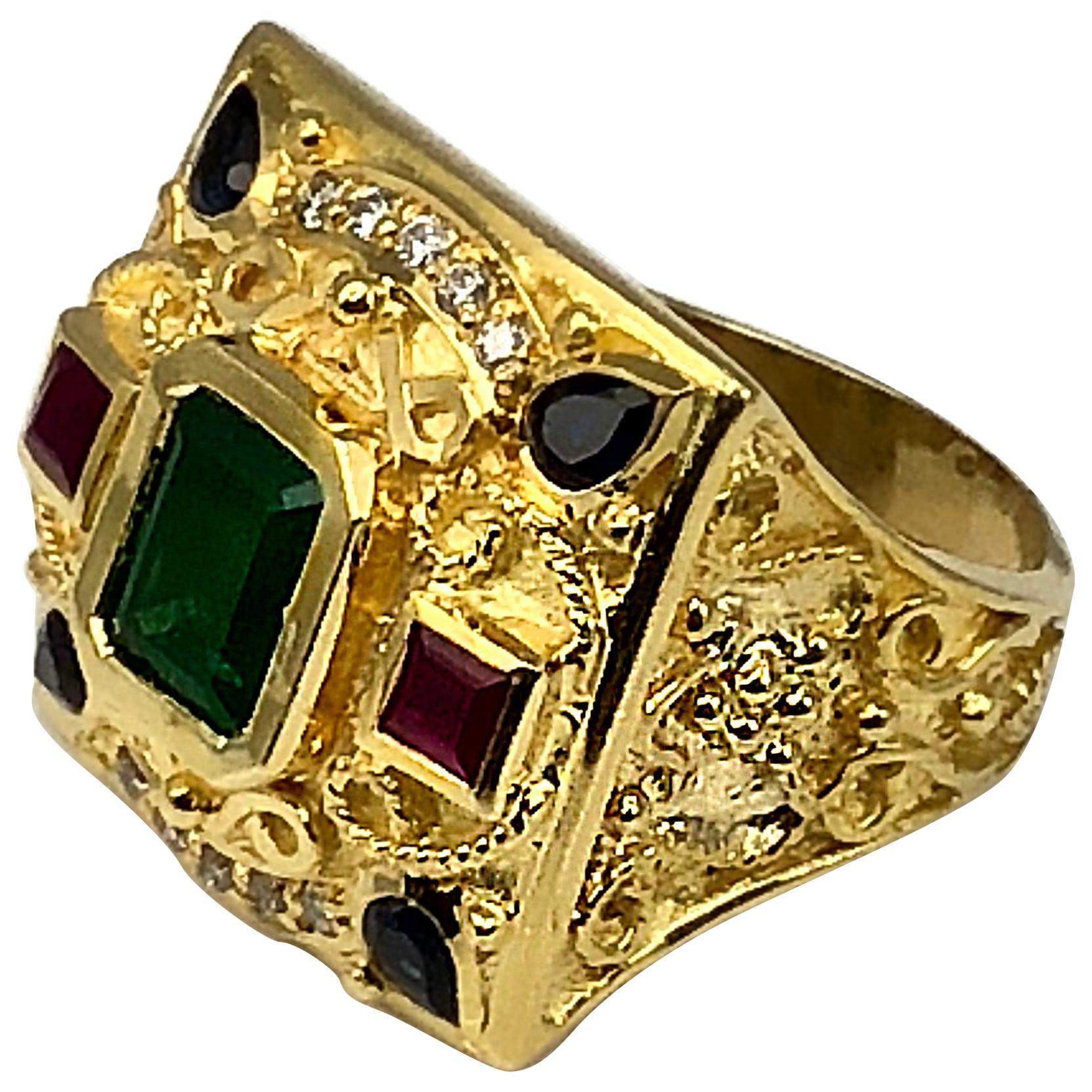 Georgios Kollektionen Breiter Ring aus 18 Karat Gelbgold mit Smaragd, Saphiren und Rubinen