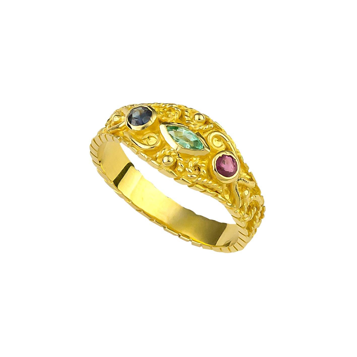 Diese S.Georgios Design multicolor 18 Karat Gelbgold Band Ring ist alles von Hand mit byzantinischer Handwerkskunst und hat Granulation Arbeit, die mikroskopisch gemacht wird. Er ist mit einem Smaragd im Marquiseschliff, einem Rubin und einem Saphir