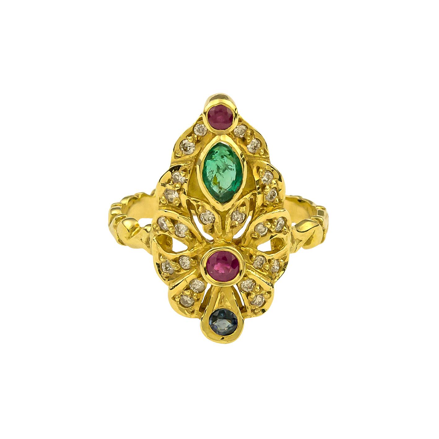 Dieser S.Georgios Design Multicolor Ring ist handgefertigt aus massivem 18 Karat Gelbgold. Dieser mehrfarbige Ring im byzantinischen Stil hat Diamanten im Brillantschliff mit einem Gesamtgewicht von 0,23 Karat, in der Mitte einen Smaragd im
