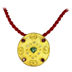 Spilla con ciondolo in oro giallo 18 carati con smeraldo e rubino e diamante di Georgios Collections
