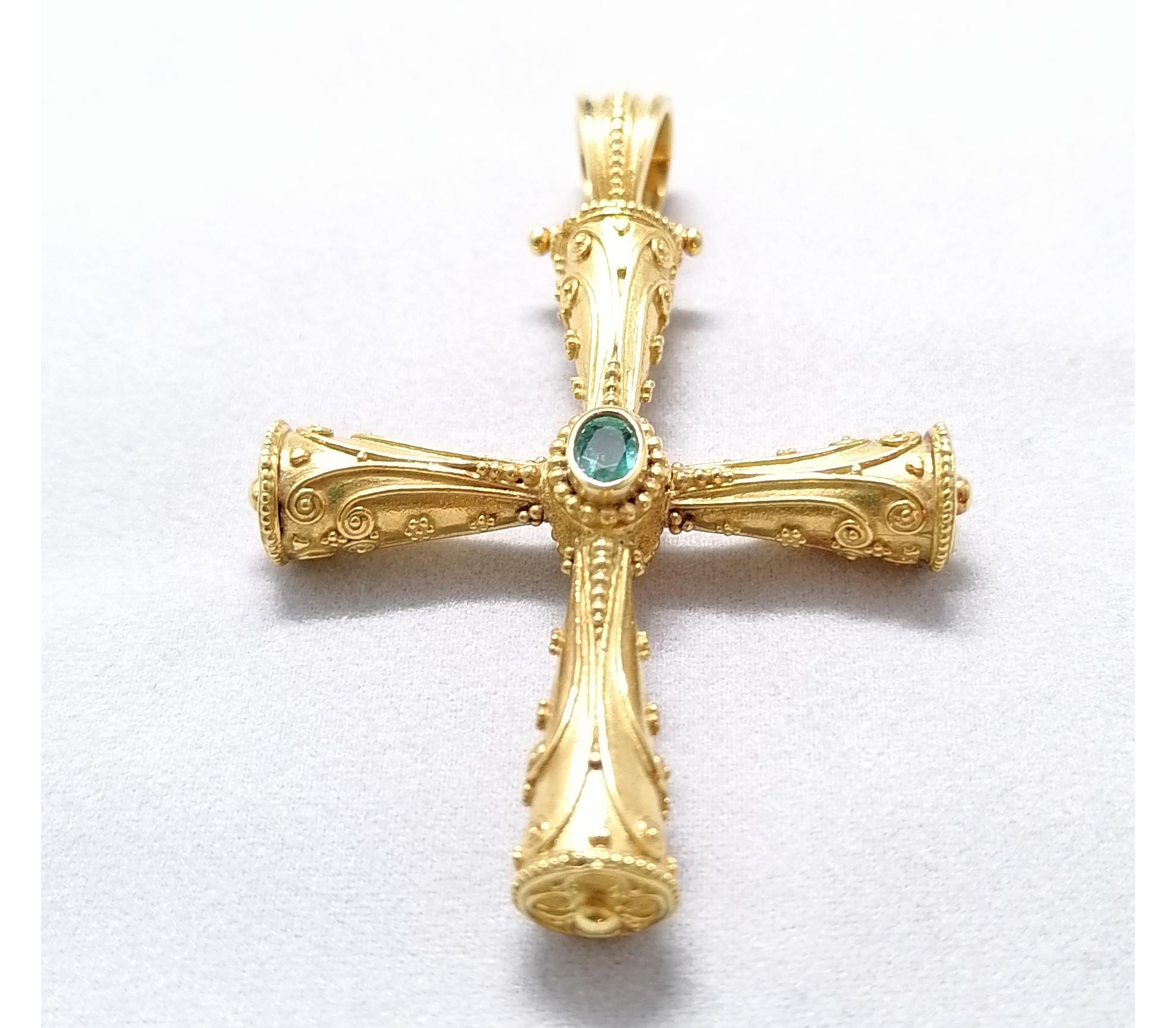 Ce pendentif en forme de croix géométrique réversible en or jaune 18 carats de S.Georgios est magnifiquement réalisé à la main avec un travail de granulation de style byzantin décoré au microscope et fini avec un fond en velours unique. Ce superbe